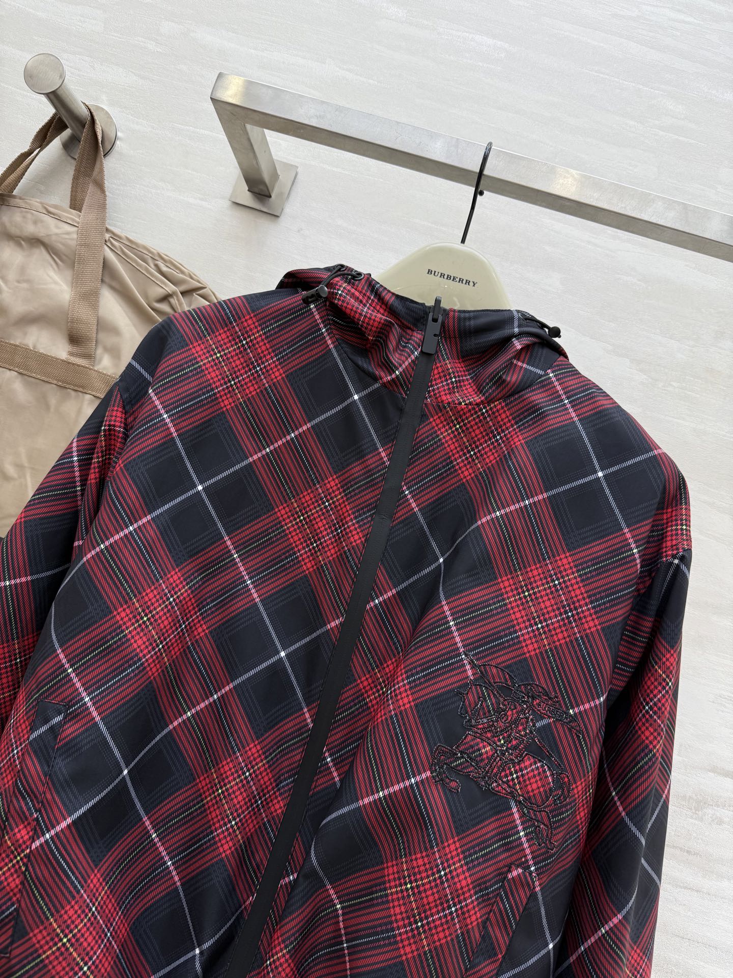 #Burberr♡²⁵秋冬新款 正反两穿连帽夹克外套 重工刺绣🪡战马 高品质 现货来size：S/M/L