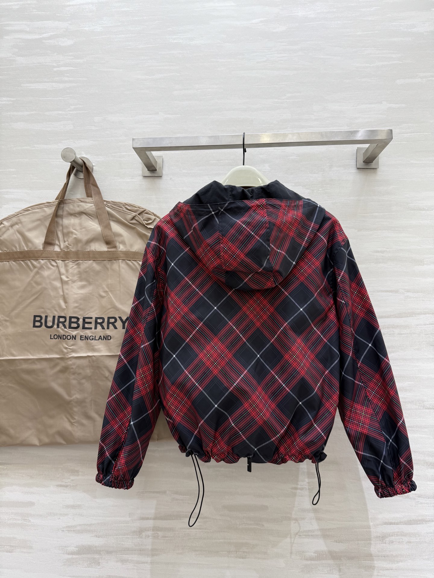 #Burberr♡²⁵秋冬新款 正反两穿连帽夹克外套 重工刺绣🪡战马 高品质 现货来size：S/M/L