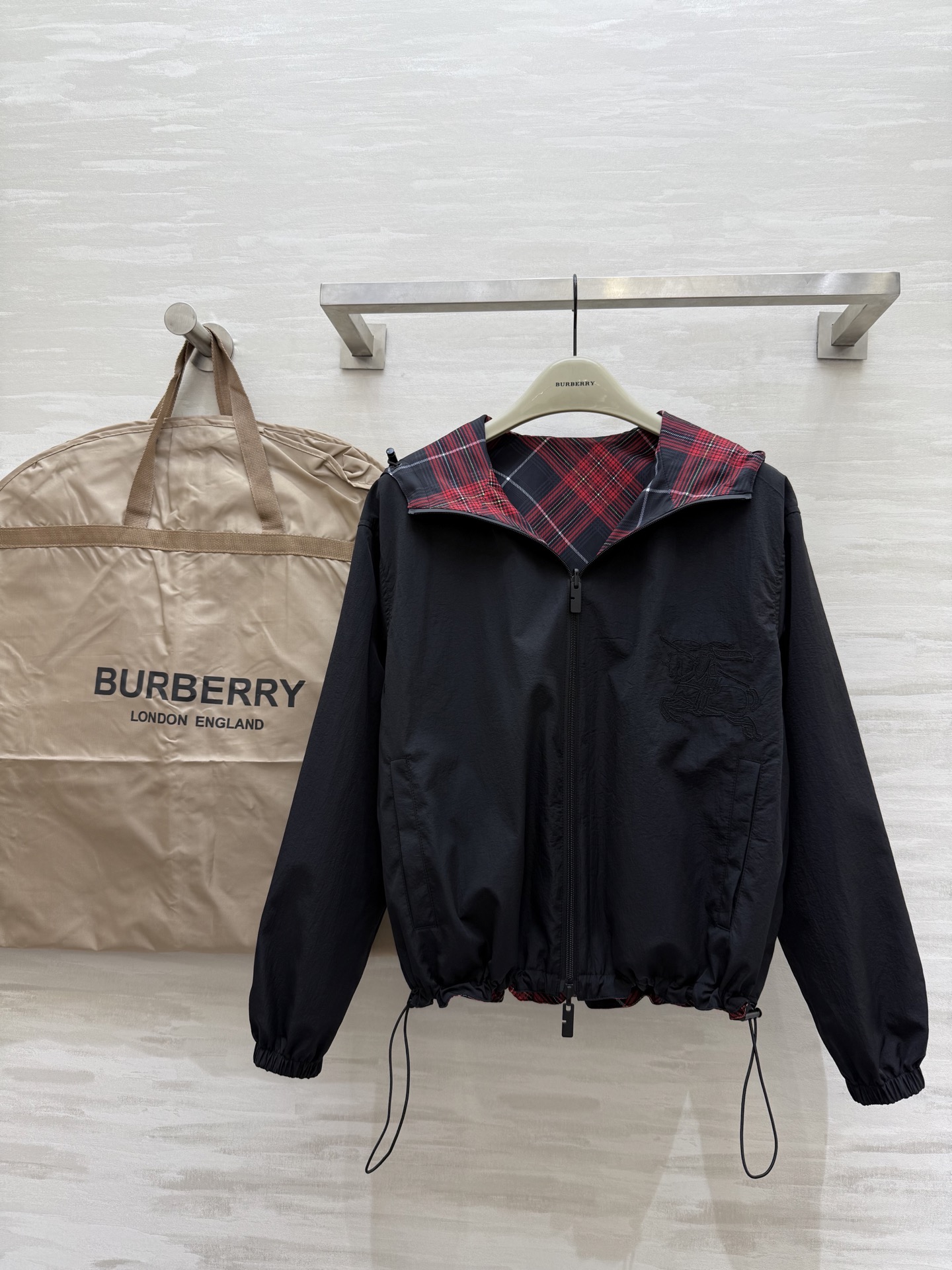#Burberr♡²⁵秋冬新款 正反两穿连帽夹克外套 重工刺绣🪡战马 高品质 现货来size：S/M/L