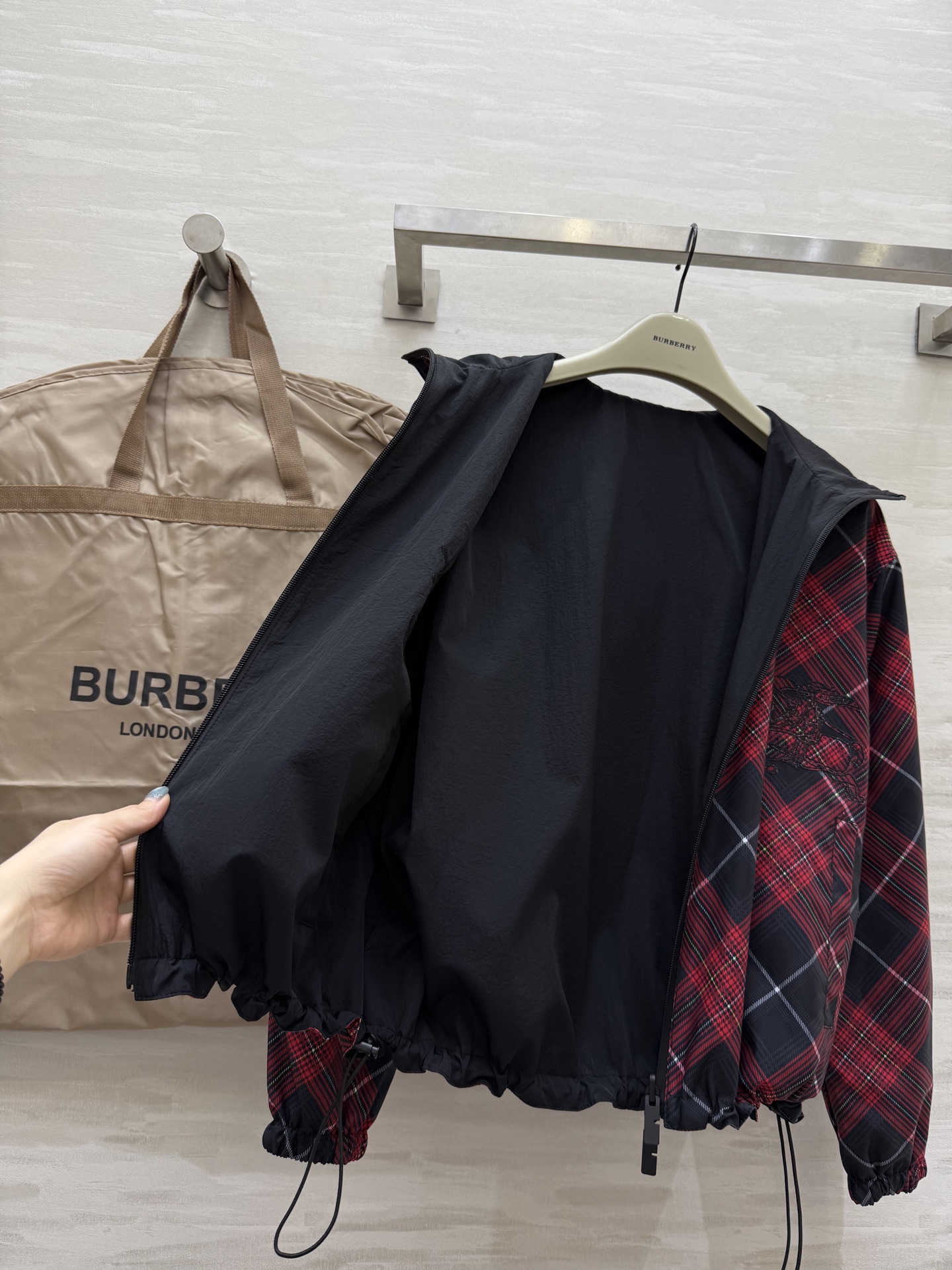 #Burberr♡²⁵秋冬新款 正反两穿连帽夹克外套 重工刺绣🪡战马 高品质 现货来size：S/M/L