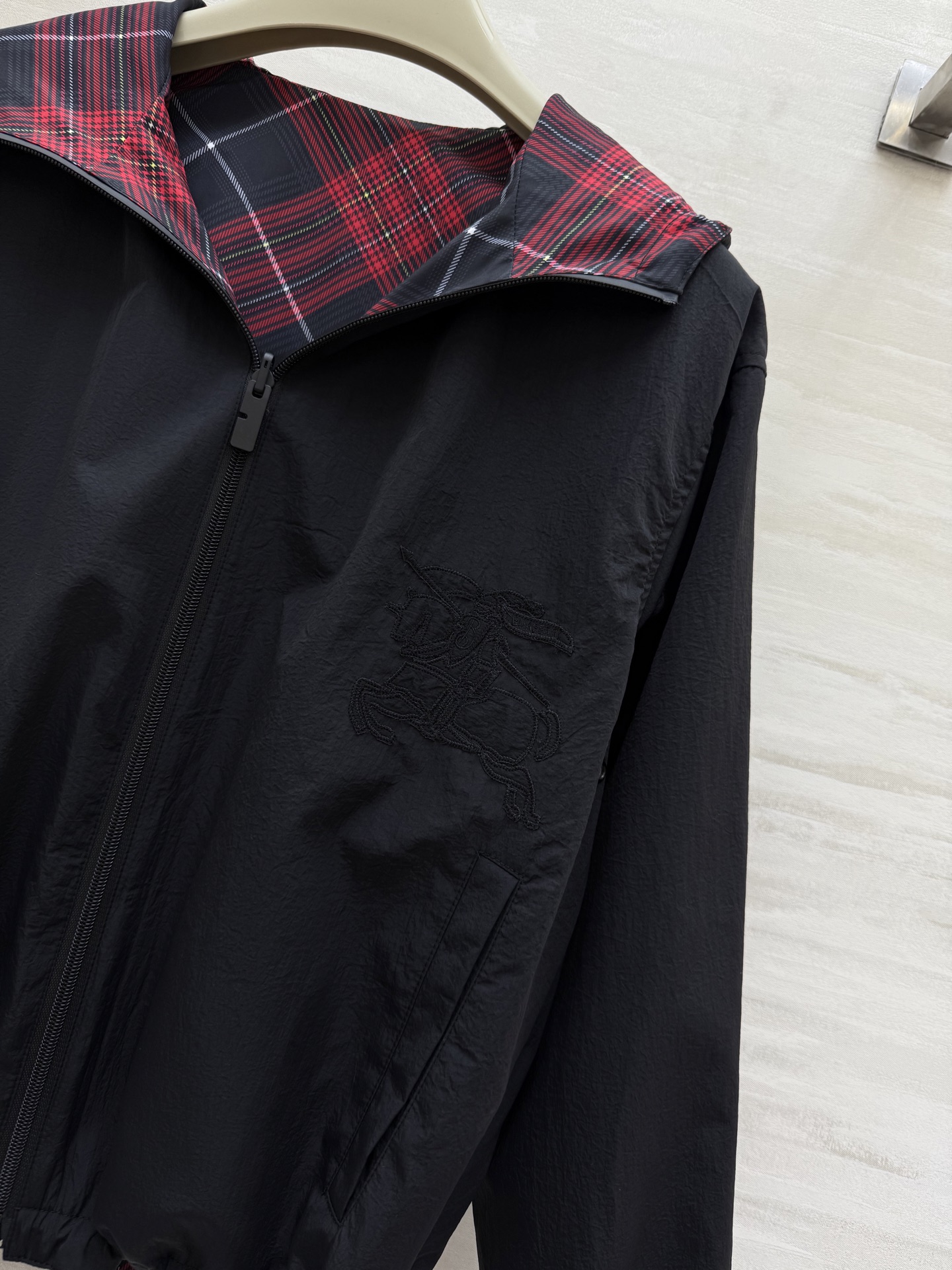 #Burberr♡²⁵秋冬新款 正反两穿连帽夹克外套 重工刺绣🪡战马 高品质 现货来size：S/M/L