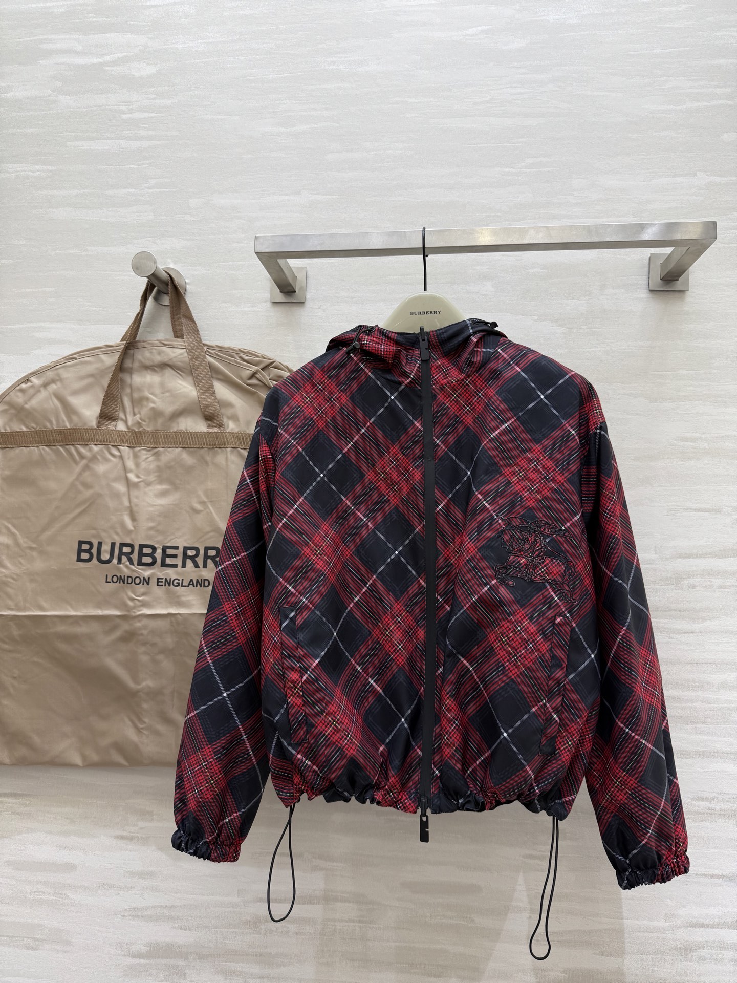 NO:502983,#Burberr autumn and winter new style, front and back hooded jacket jacket, heavy industry embroidered war horse, high quality, spot sizeS/M/L (size size 110, 59-length),,burberry, jackets & coats,jackets & coats,hats,alexander wang19860909#Burberr秋冬新款 正反两穿连帽夹克外套 重工刺绣战马 高品质 现货来sizeS/M/L（s码胸围110,衣长59）,,burberry,jackets & coats,jackets & coats,hats,alexander wang,Women's clothing