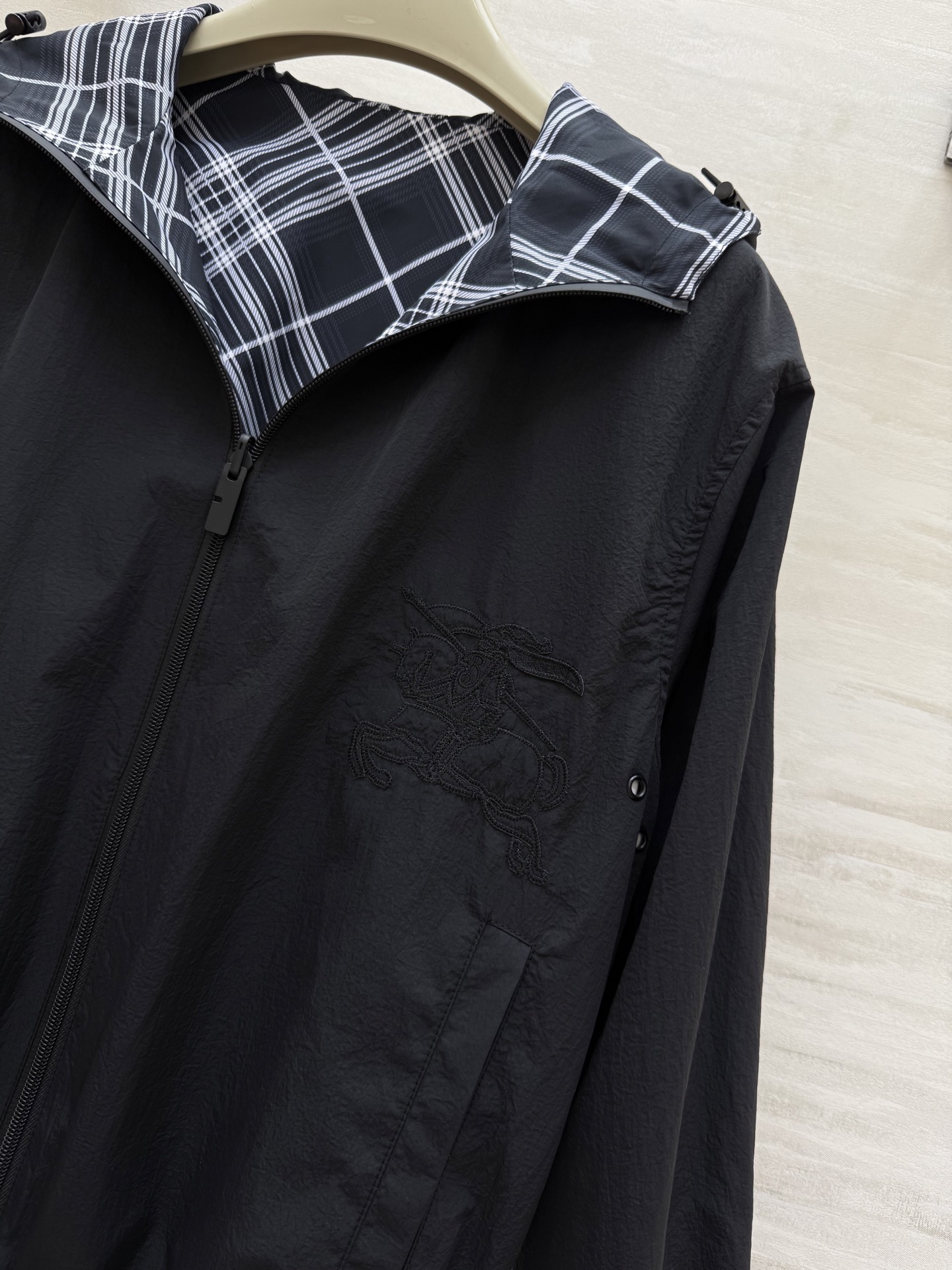 #Burberr♡²⁵秋冬新款 正反两穿连帽夹克外套 重工刺绣🪡战马 高品质 现货来size：S/M/L