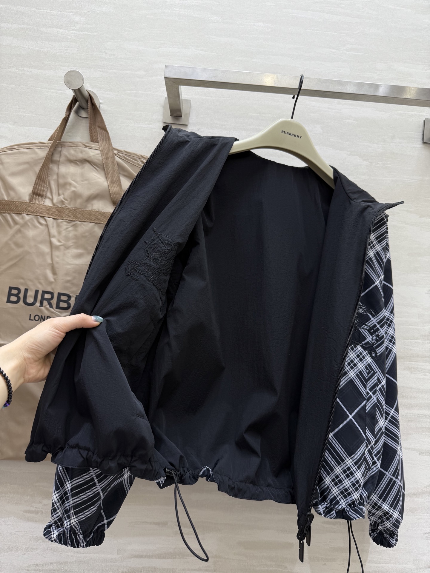 #Burberr♡²⁵秋冬新款 正反两穿连帽夹克外套 重工刺绣🪡战马 高品质 现货来size：S/M/L