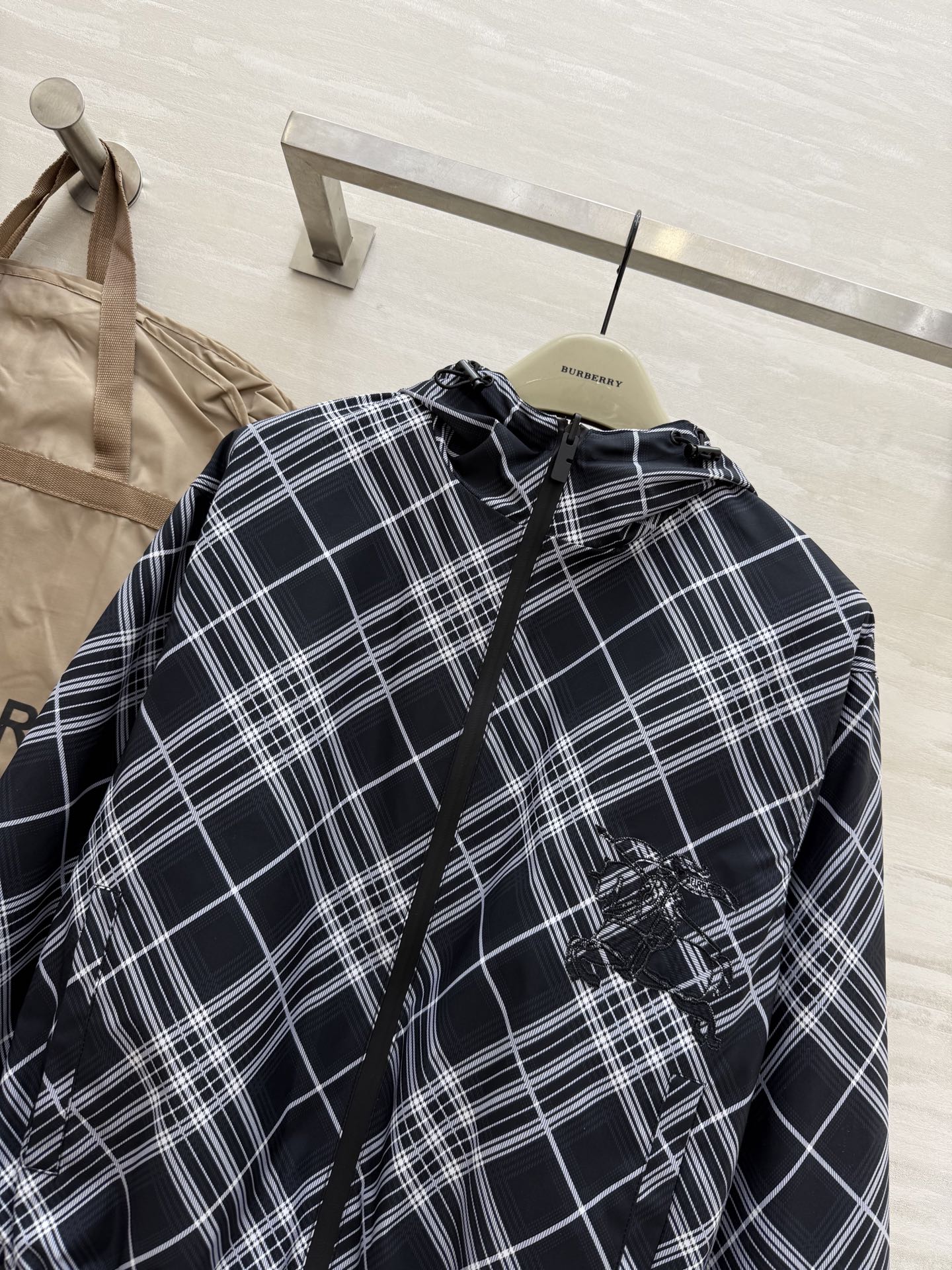 #Burberr♡²⁵秋冬新款 正反两穿连帽夹克外套 重工刺绣🪡战马 高品质 现货来size：S/M/L