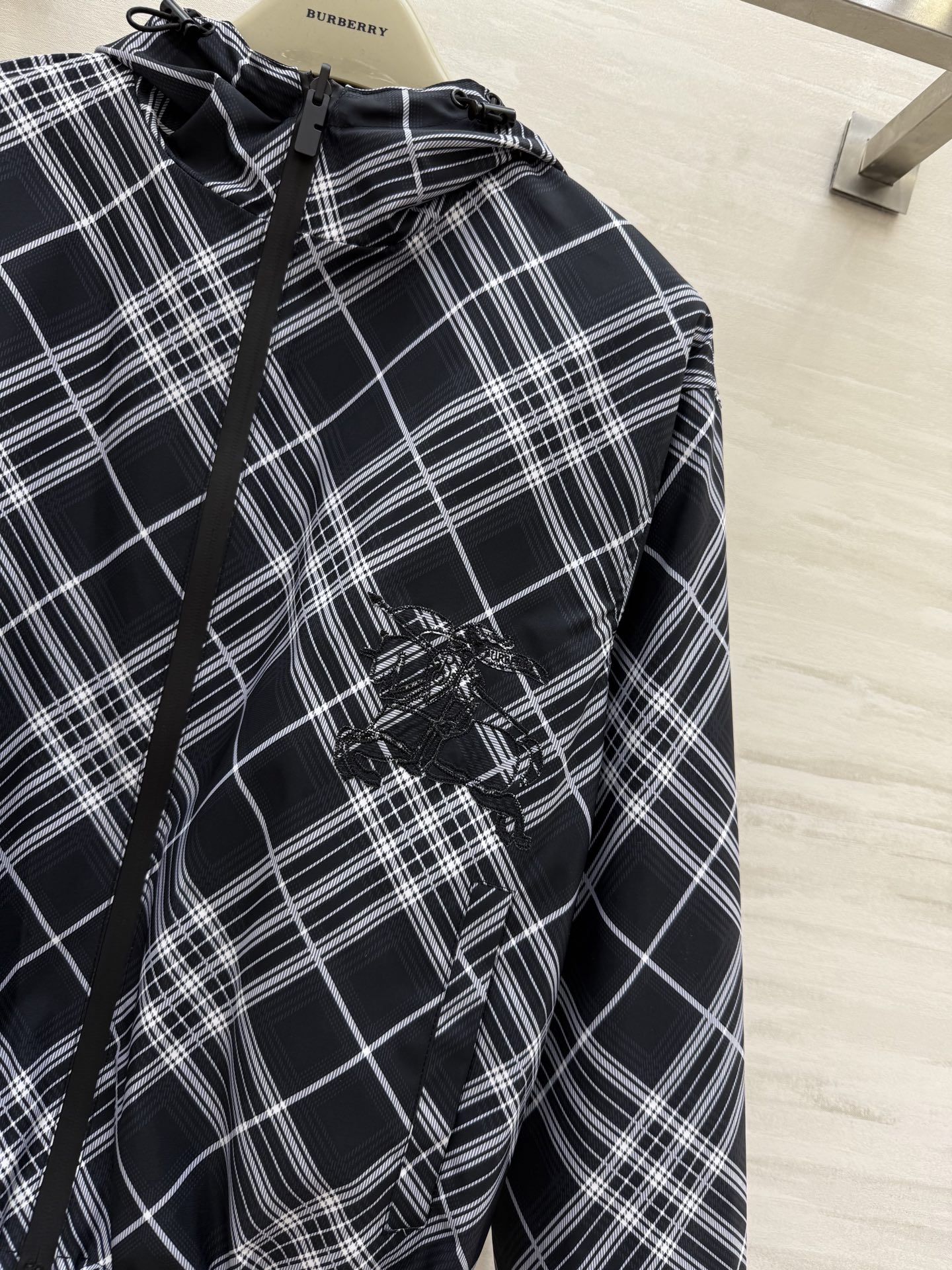 #Burberr♡²⁵秋冬新款 正反两穿连帽夹克外套 重工刺绣🪡战马 高品质 现货来size：S/M/L