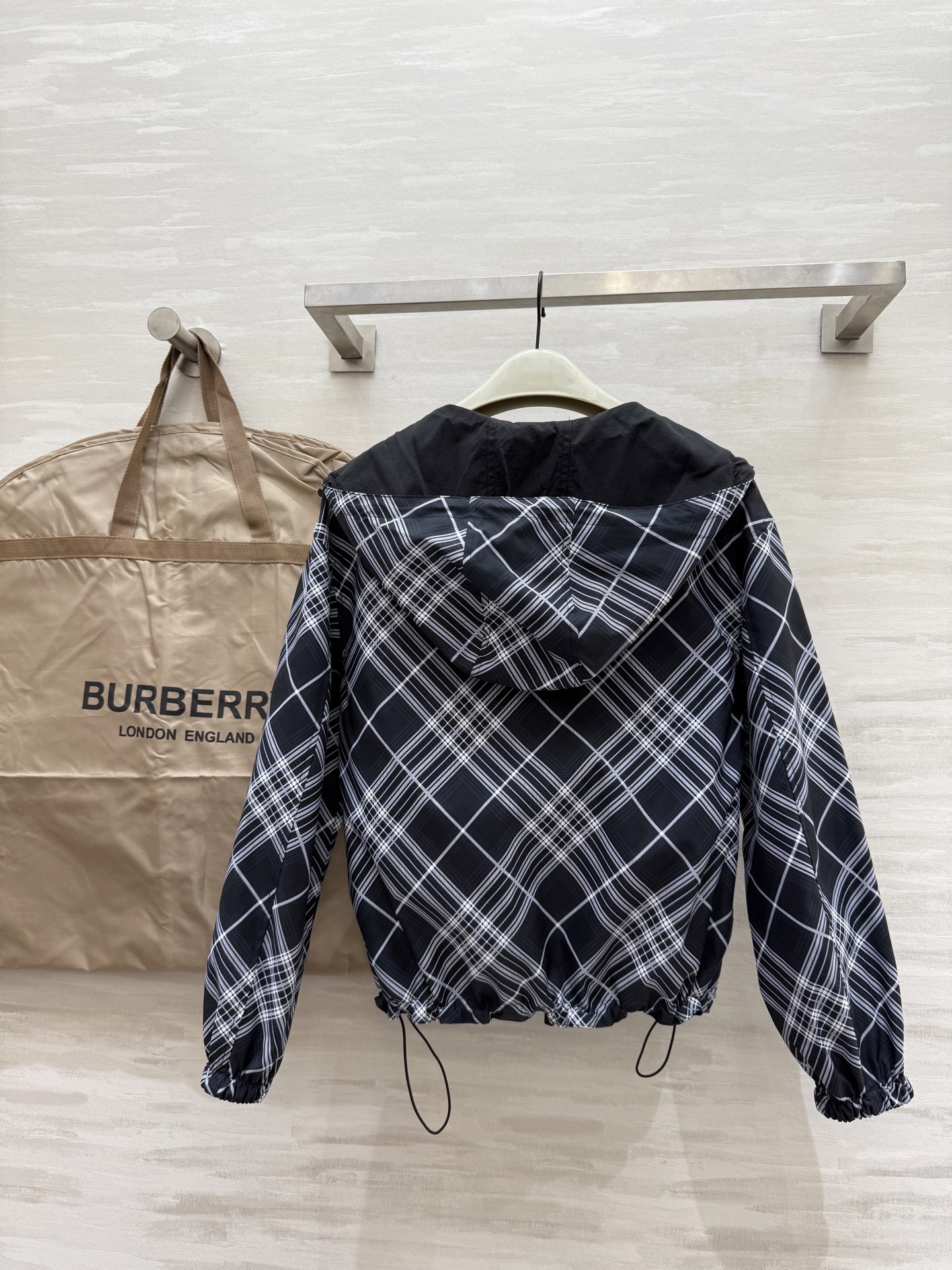 #Burberr♡²⁵秋冬新款 正反两穿连帽夹克外套 重工刺绣🪡战马 高品质 现货来size：S/M/L