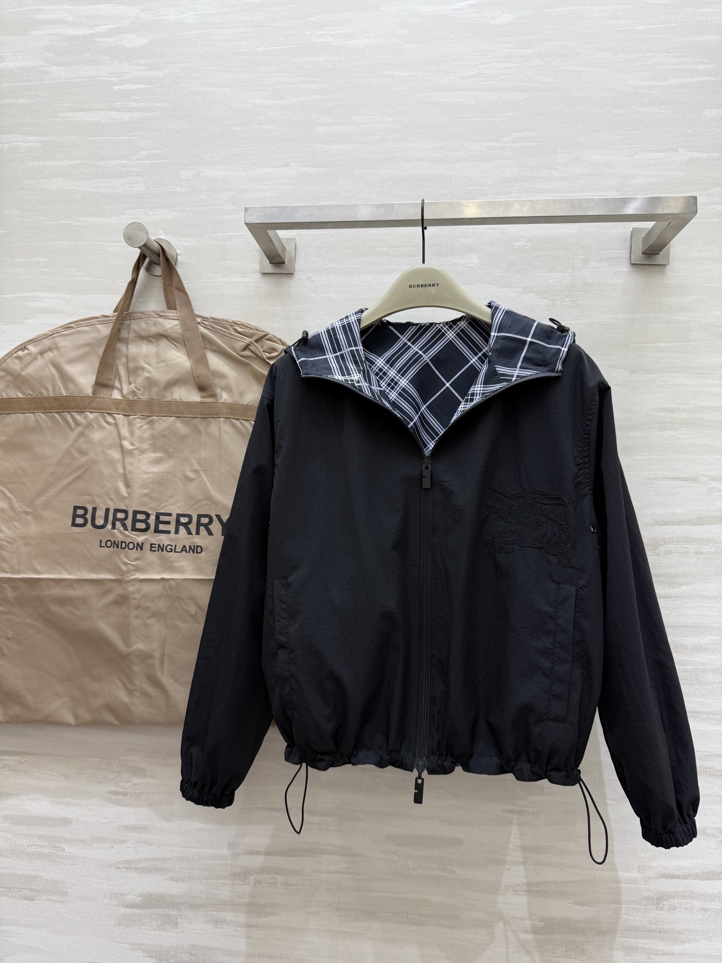 #Burberr♡²⁵秋冬新款 正反两穿连帽夹克外套 重工刺绣🪡战马 高品质 现货来size：S/M/L