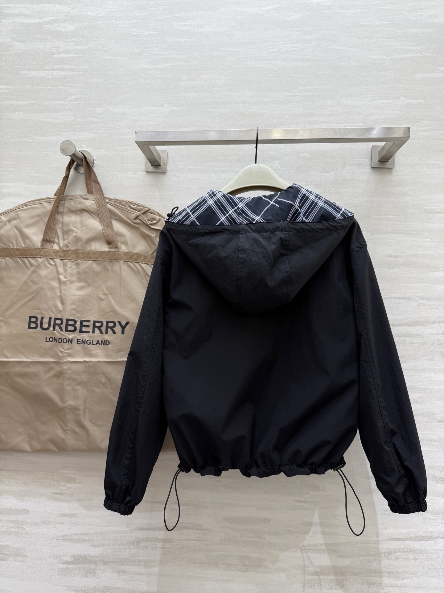 #Burberr♡²⁵秋冬新款 正反两穿连帽夹克外套 重工刺绣🪡战马 高品质 现货来size：S/M/L