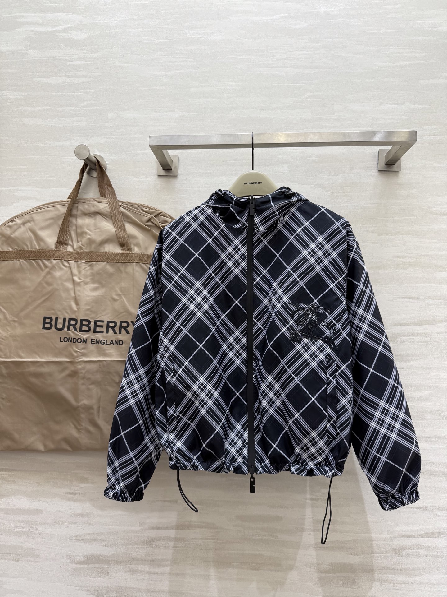 NO:502947,#Burberr autumn and winter new style, front and back hooded jacket jacket, heavy industry embroidered war horse, high quality, spot sizeS/M/L (size size 110, 59-length),,burberry, jackets & coats,jackets & coats,hats,alexander wang19860909#Burberr秋冬新款 正反两穿连帽夹克外套 重工刺绣战马 高品质 现货来sizeS/M/L（s码胸围110,衣长59）,,burberry,jackets & coats,jackets & coats,hats,alexander wang,Women's clothing