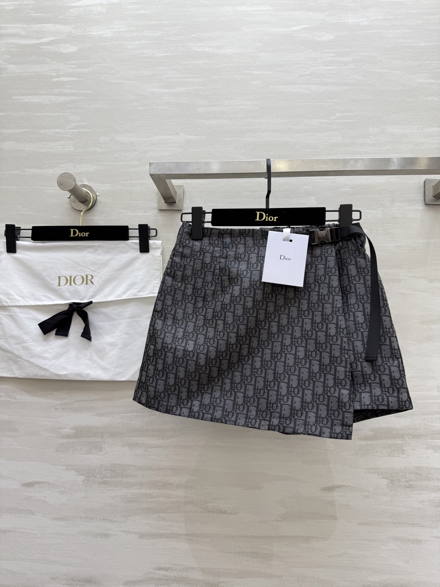 NO:503681,#DIO early autumn new style, old-fashioned fake two-piece design trousers and skirts, high-quality customization, spot first-time sizeS/M/L (size size 64, hip circumference 98, pants length 33),,dior, skirts,alexander wang19860909#DIO早秋新款 老花假两件设计感裤裙 高品质定制 现货首发sizeS/M/L（s码弹力腰围64,臀围98,裤长33）,,dior,skirts,alexander wang,Women's clothing