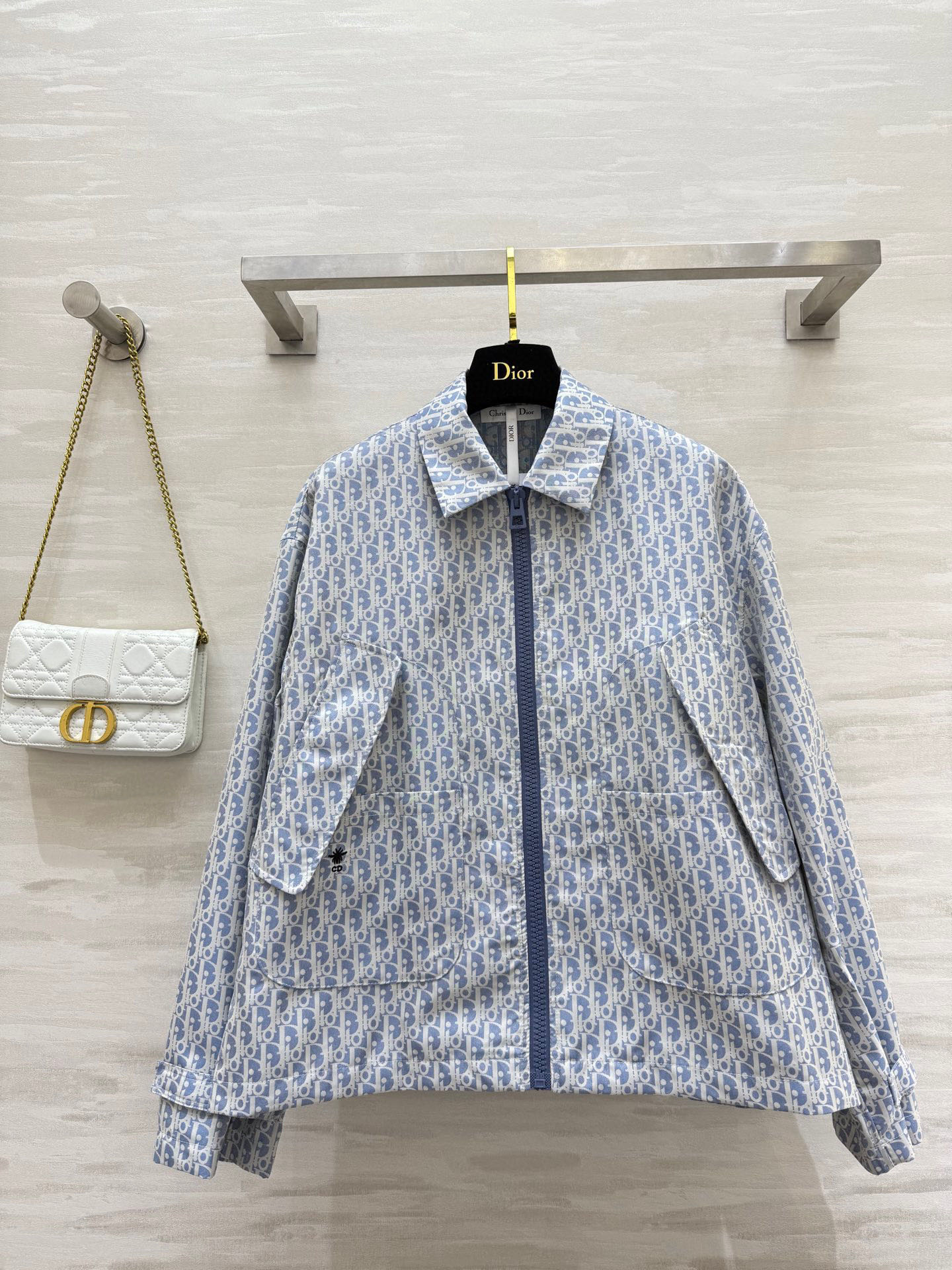 NO:503691,#DIO new Miss D blue and white series classic presbyterian lapel jacket imported technology taffeta Oblique jacquard fabric highlights sports style overzise silhouette creates a rich and diverse handsome style Original custom loose fittings casual and fashionable upper body High quality customization Spot first-time sizeS/M/L (size size 49 shoulder width, bust 116, length 58, dior, jackets & coats, jackets & coats, alexander wang19860909#DIO新款 Miss D蓝白系列 经典老花翻领夹克外套 进口科技塔夫绸 Oblique提花面料彰显运动风范 overzise廓形打造丰富多元的帅气风格 原版定制宽松版型上身随性时髦 高品质定制 现货首发sizeS/M/L（s码肩宽49,胸围116,衣长58,,dior,jackets & coats,jackets & coats,alexander wang,Women's clothing