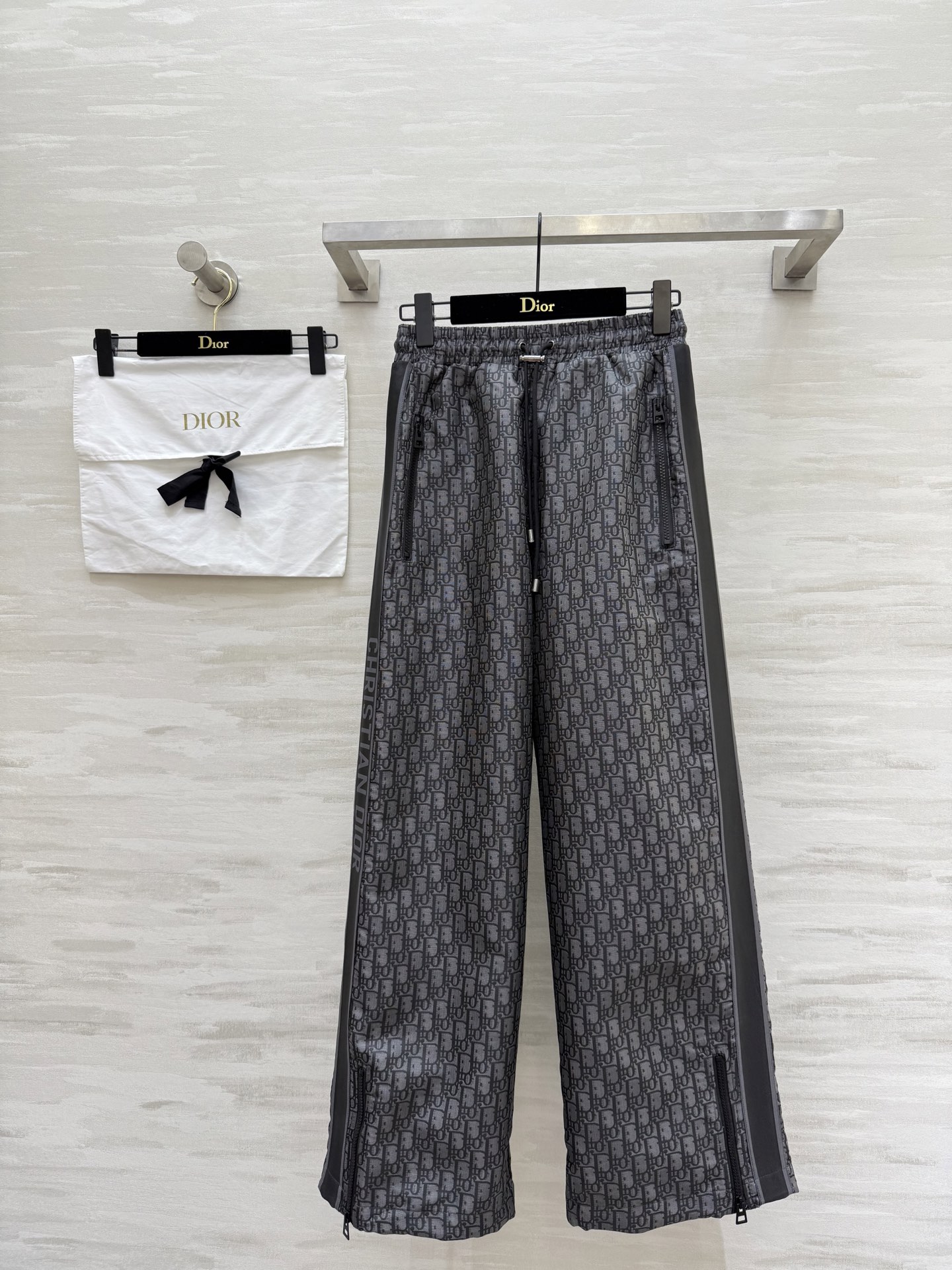 NO:503655,#DIO classic presbyopia casual pants imported technology taffeta Oblique jacquard fabric highlights sporty style overzise silhouette creates a rich and diverse handsome style. The original custom style is casual and fashionable on the upper body!  High-quality customization Spot first-time size36/38/40 (36 size elastic waist circumference 64, hip circumference 104, pants length 104), dior, alexander wang19860909#DIO经典老花休闲裤 进口科技塔夫绸 Oblique 提花面料 彰显运动风范 overzise廓形打造丰富多元的帅气风格 原版定制版型上身随性时髦！高品质定制 现货首发size36/38/40（36码弹力腰围64,臀围104,裤长104）,,dior,alexander wang,Women's clothing