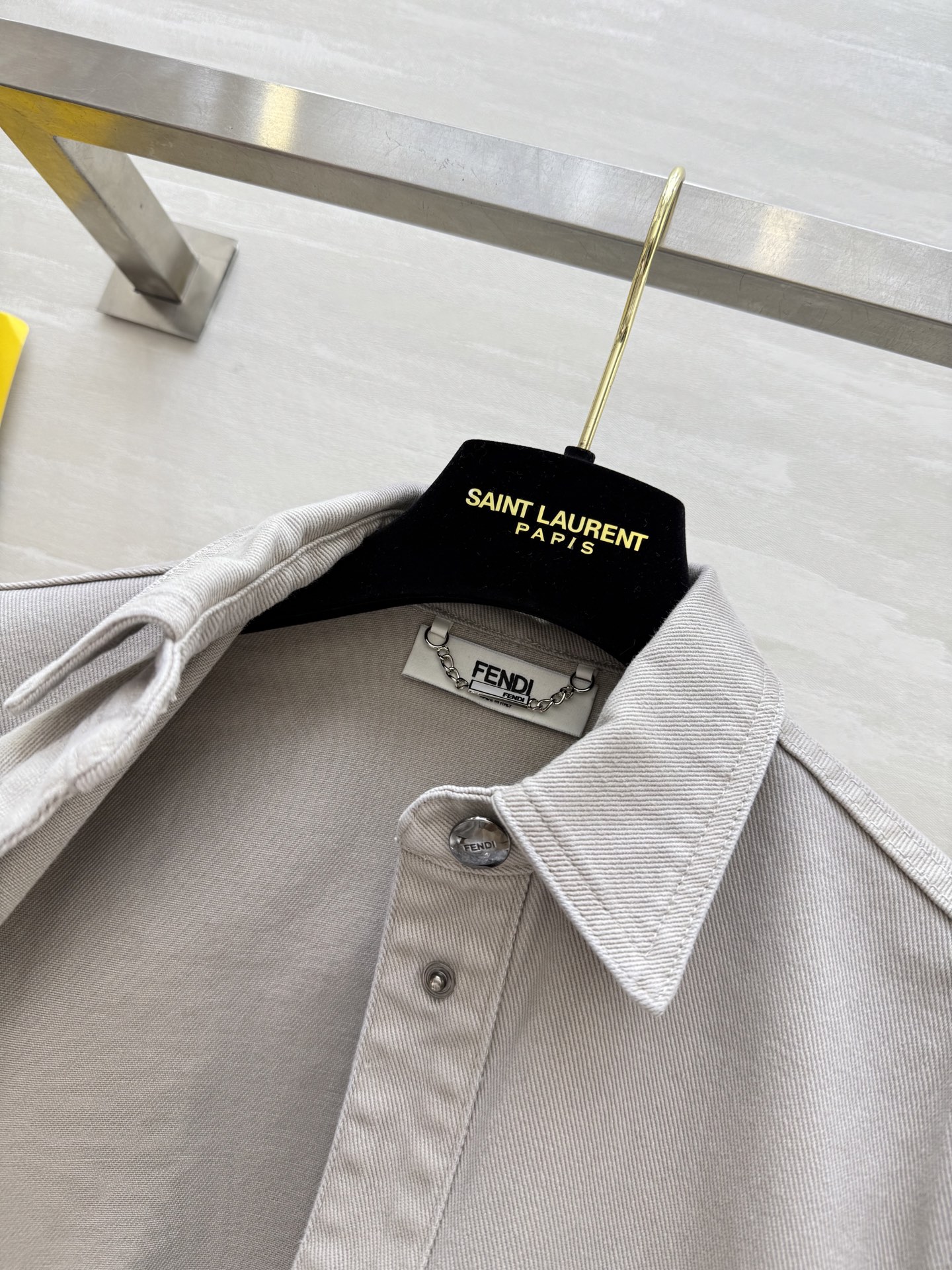 #FEND♡²⁵早秋新款 翻领牛仔夹克外套 重工浮雕字母工艺点缀精致高级 高品质定制 现货首发size：