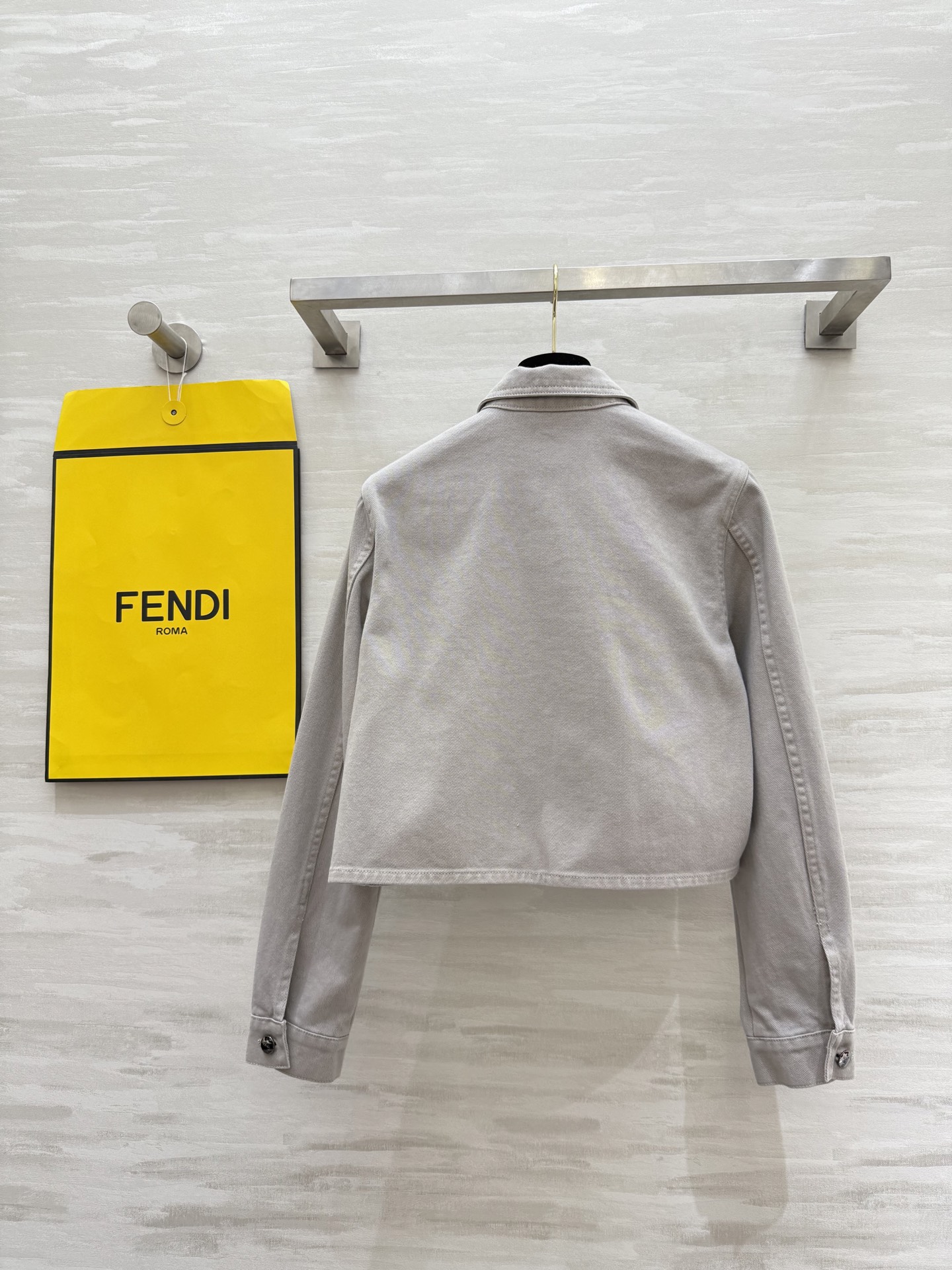 #FEND♡²⁵早秋新款 翻领牛仔夹克外套 重工浮雕字母工艺点缀精致高级 高品质定制 现货首发size：