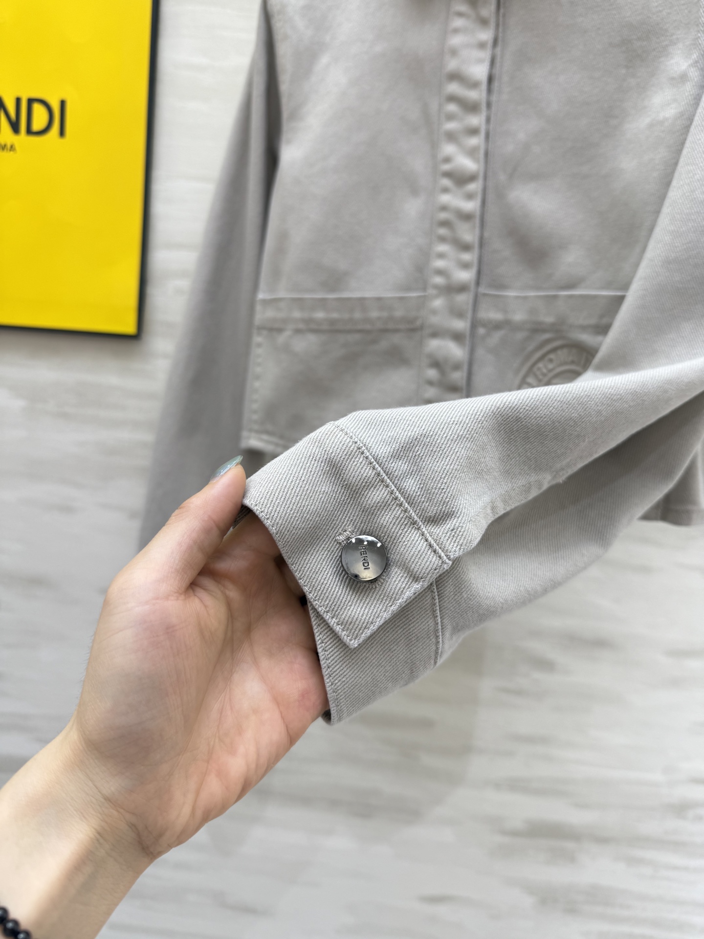 #FEND♡²⁵早秋新款 翻领牛仔夹克外套 重工浮雕字母工艺点缀精致高级 高品质定制 现货首发size：