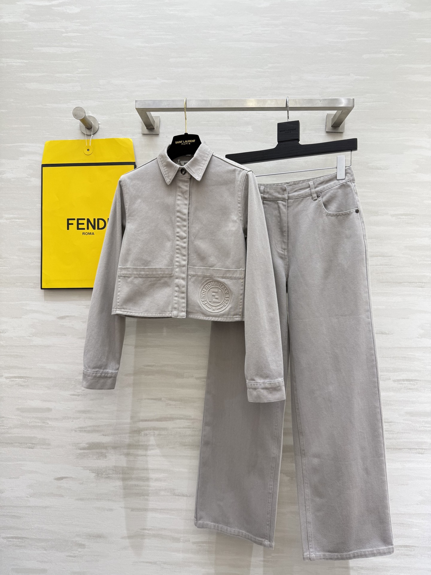 #FEND♡²⁵早秋新款 翻领牛仔夹克外套 重工浮雕字母工艺点缀精致高级 高品质定制 现货首发size：