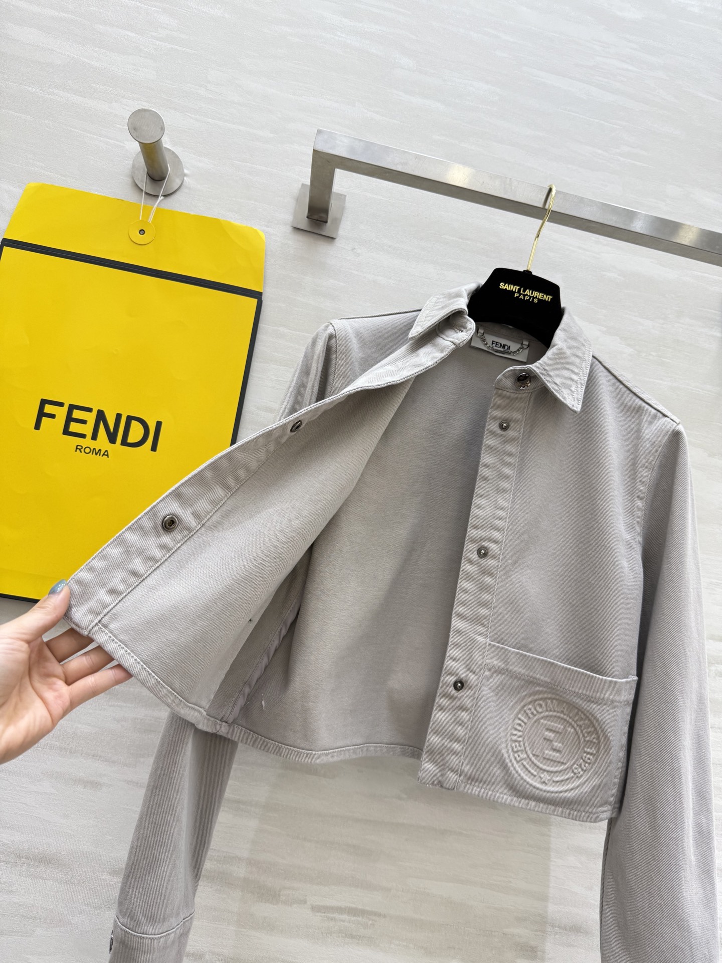 #FEND♡²⁵早秋新款 翻领牛仔夹克外套 重工浮雕字母工艺点缀精致高级 高品质定制 现货首发size：