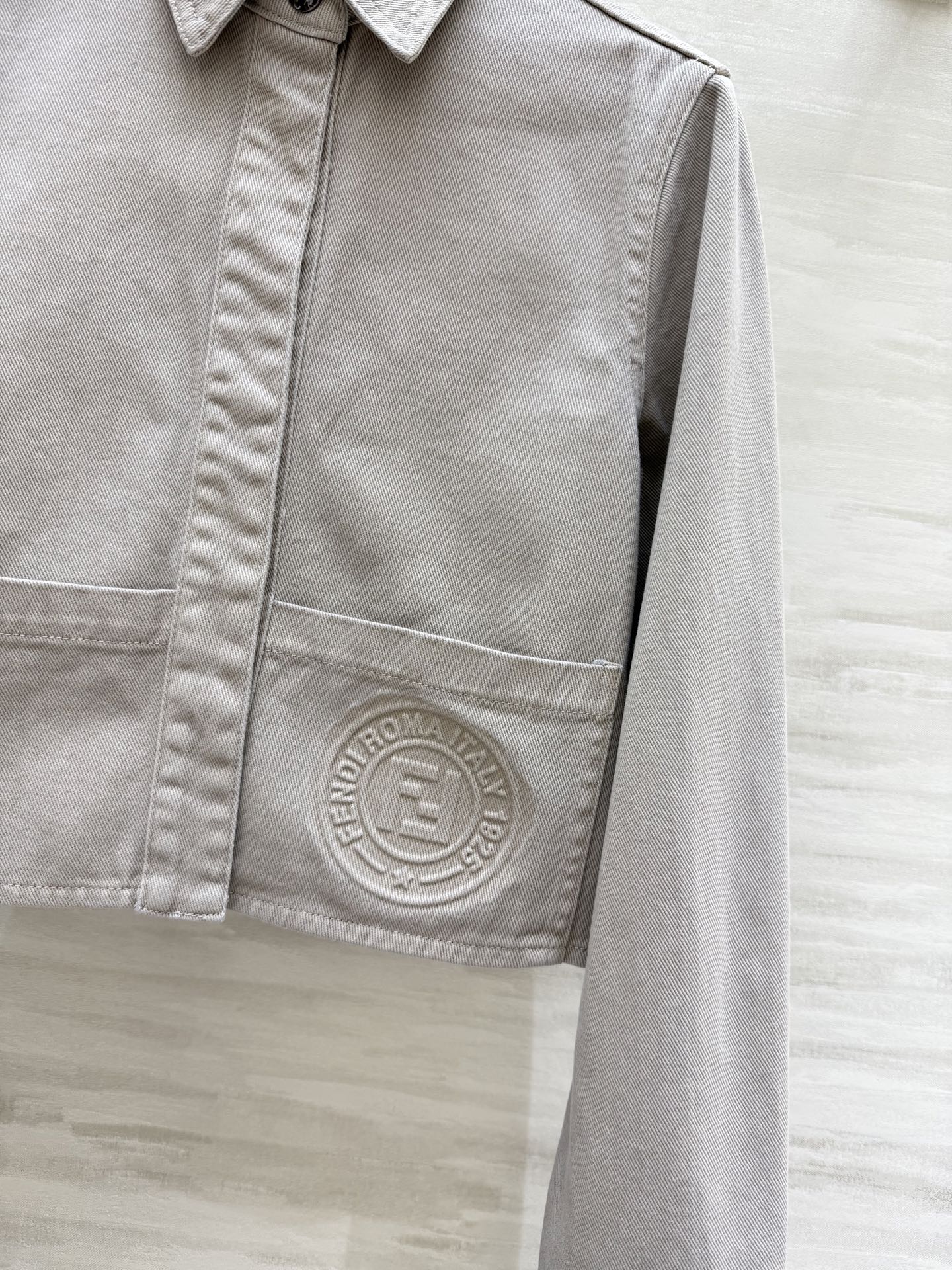 #FEND♡²⁵早秋新款 翻领牛仔夹克外套 重工浮雕字母工艺点缀精致高级 高品质定制 现货首发size：