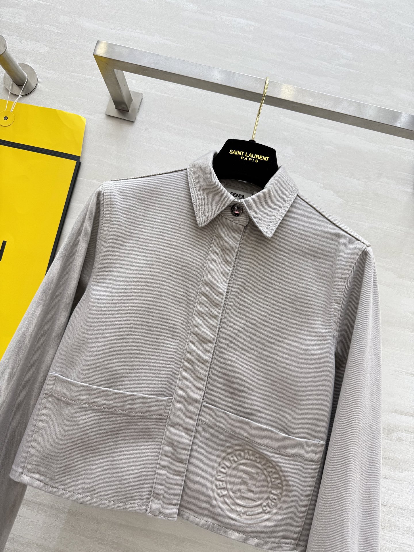 #FEND♡²⁵早秋新款 翻领牛仔夹克外套 重工浮雕字母工艺点缀精致高级 高品质定制 现货首发size：