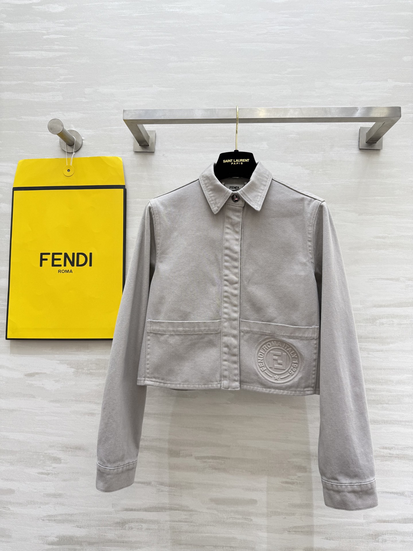 NO:503660,#FEND early autumn new style lapel denim jacket jacket heavy industry embossed letters exquisite and high-quality customization spot first-time sizeS/M/L (size s size 98, 45 length), fendi, jackets & coats, jackets & coats, alexander wang19860909#FEND早秋新款 翻领牛仔夹克外套 重工浮雕字母工艺点缀精致高级 高品质定制 现货首发sizeS/M/L（s码胸围98,衣长45）,,fendi,jackets & coats,jackets & coats,alexander wang,Women's clothing