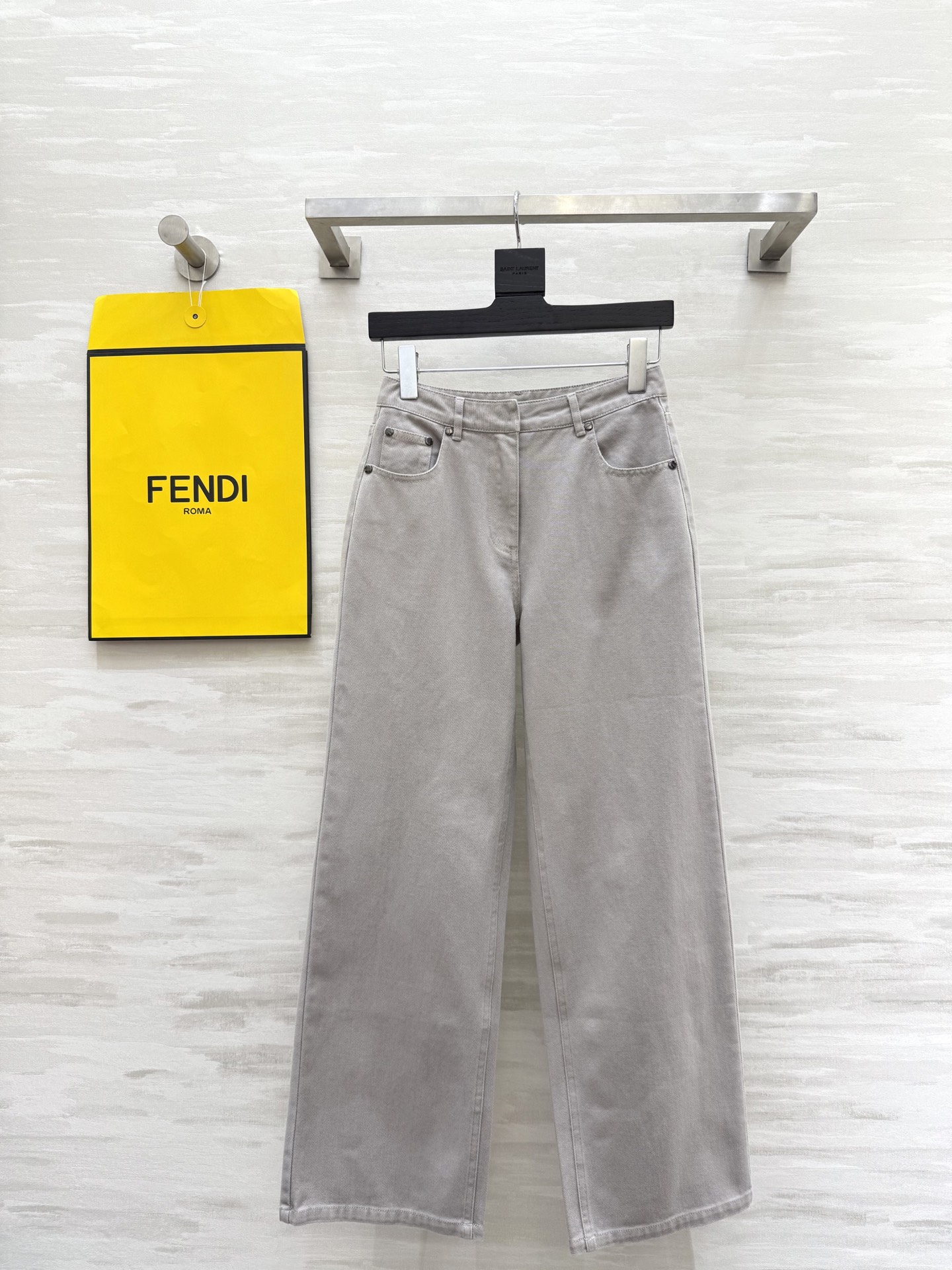 NO:503672,#FEND early autumn new style straight jeans rear pocket letter relief design three-dimensional tailoring pants style casual and fashionable high quality spot first-time sizeS/M/L (size size 66, hip circumference 92, pants length 102), fendi, jeans, alexander wang19860909#FEND早秋新款 直筒牛仔裤 后口袋字母浮雕设计 立体剪裁裤型 休闲时髦 高品质 现货首发sizeS/M/L（s码腰围66,臀围92,裤长102）,,fendi,jeans,alexander wang,Women's clothing