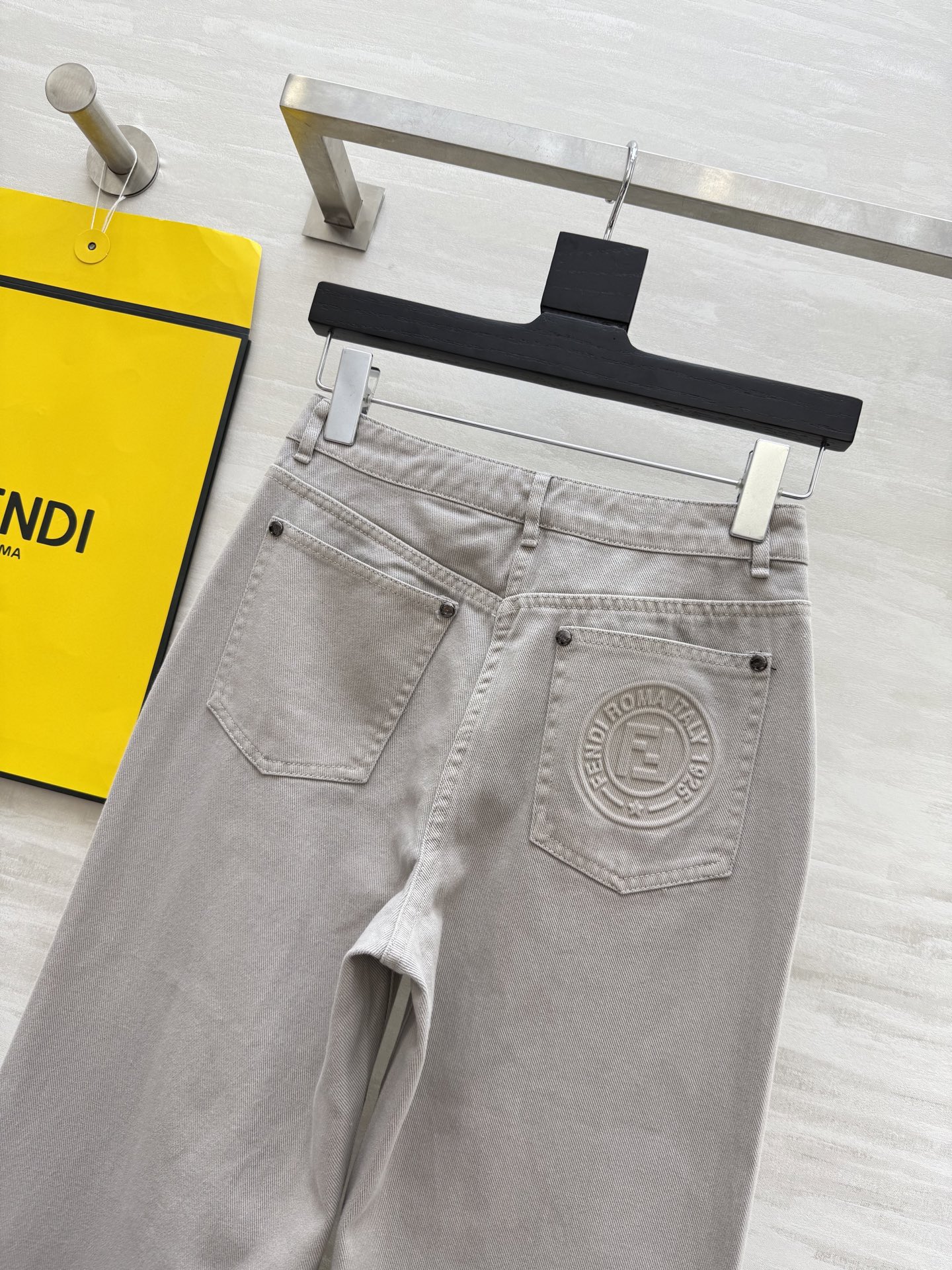 #FEND♡²⁵早秋新款 直筒牛仔裤 后口袋字母浮雕设计 立体剪裁裤型 休闲时髦 高品质 现货首发siz