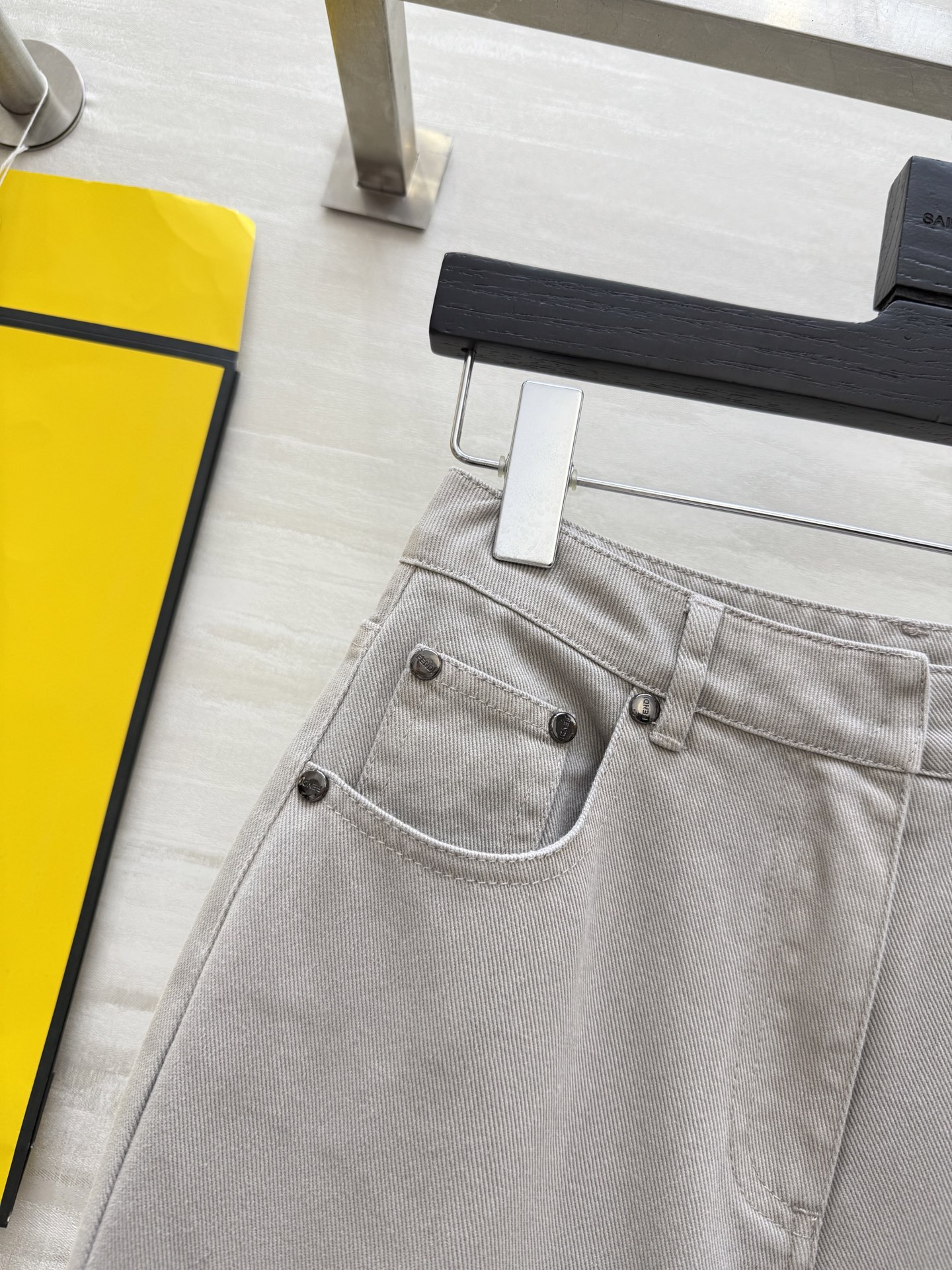 #FEND♡²⁵早秋新款 直筒牛仔裤 后口袋字母浮雕设计 立体剪裁裤型 休闲时髦 高品质 现货首发siz