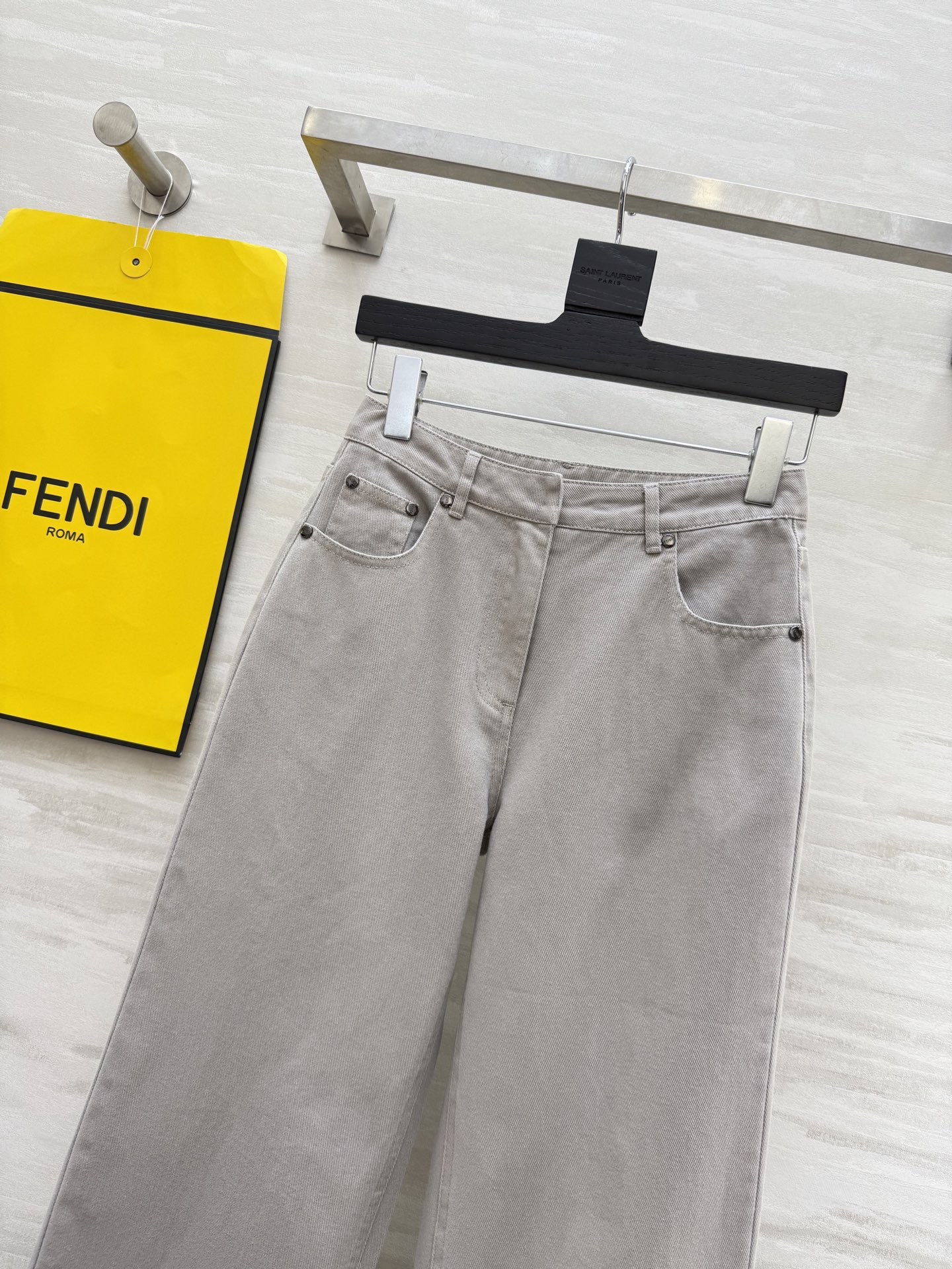 #FEND♡²⁵早秋新款 直筒牛仔裤 后口袋字母浮雕设计 立体剪裁裤型 休闲时髦 高品质 现货首发siz