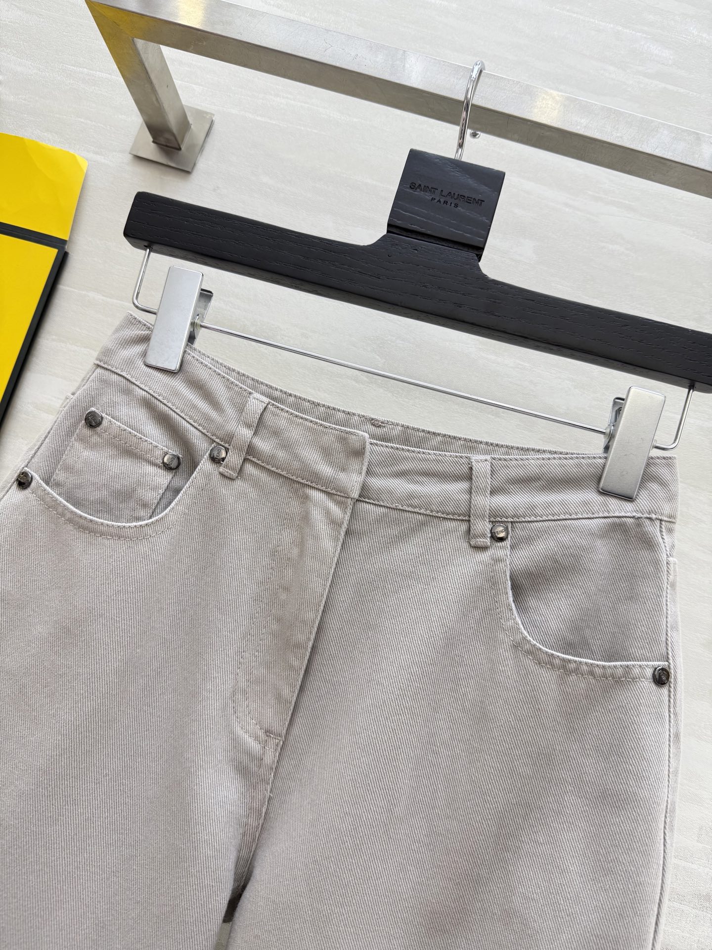 #FEND♡²⁵早秋新款 直筒牛仔裤 后口袋字母浮雕设计 立体剪裁裤型 休闲时髦 高品质 现货首发siz