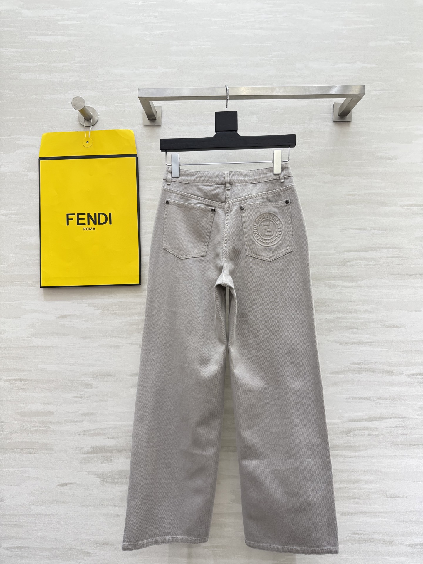 #FEND♡²⁵早秋新款 直筒牛仔裤 后口袋字母浮雕设计 立体剪裁裤型 休闲时髦 高品质 现货首发siz