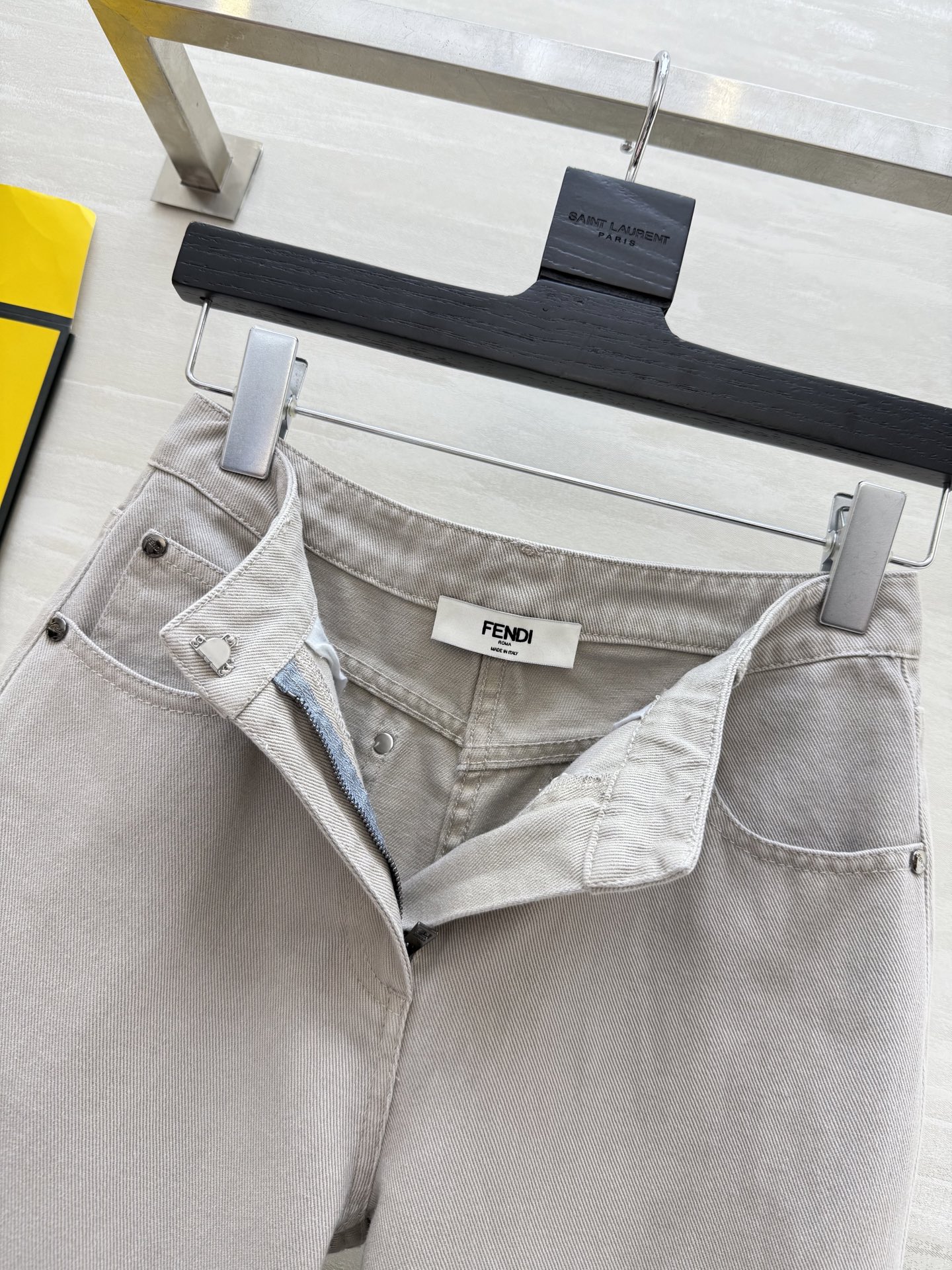 #FEND♡²⁵早秋新款 直筒牛仔裤 后口袋字母浮雕设计 立体剪裁裤型 休闲时髦 高品质 现货首发siz