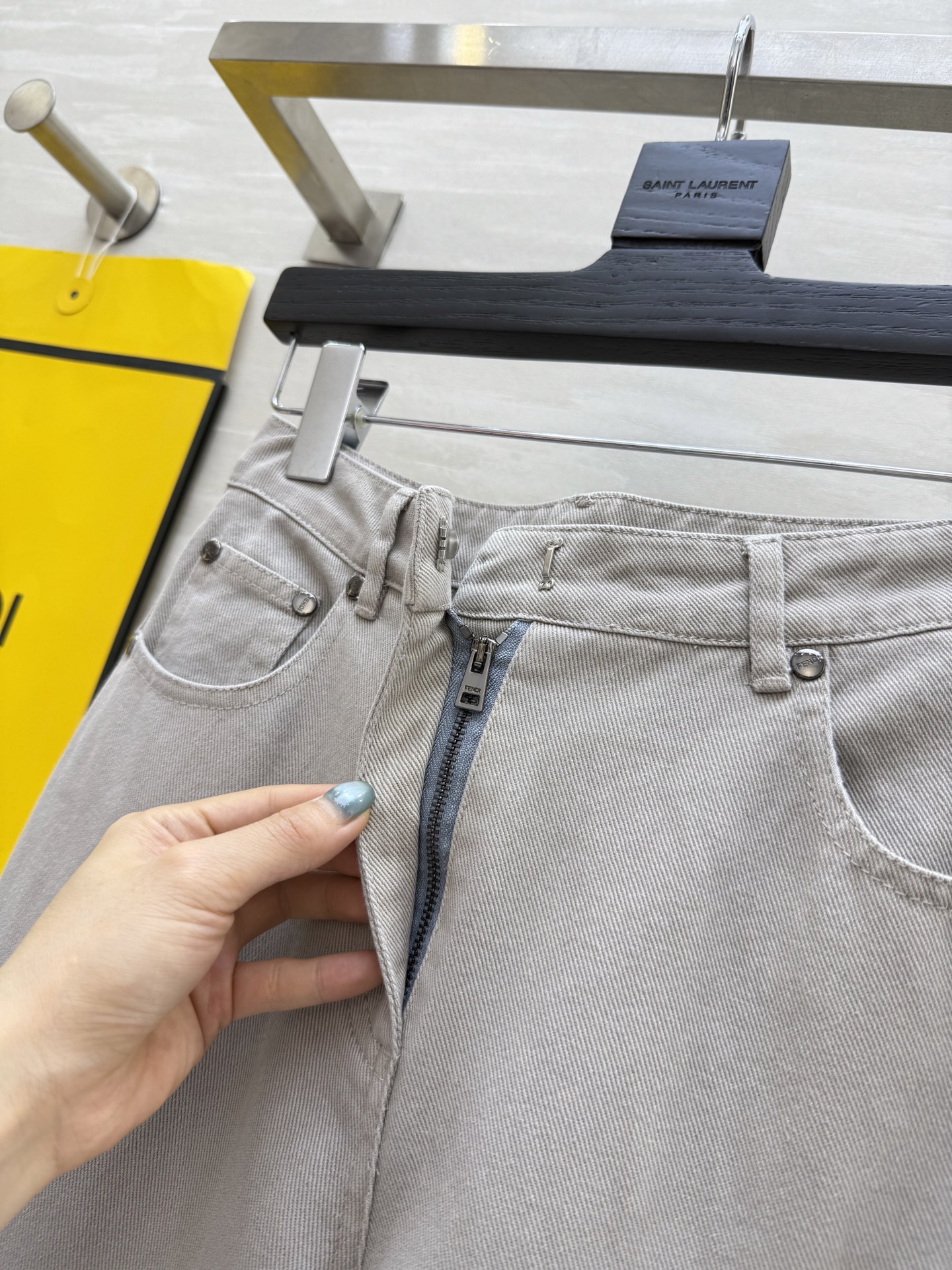 #FEND♡²⁵早秋新款 直筒牛仔裤 后口袋字母浮雕设计 立体剪裁裤型 休闲时髦 高品质 现货首发siz