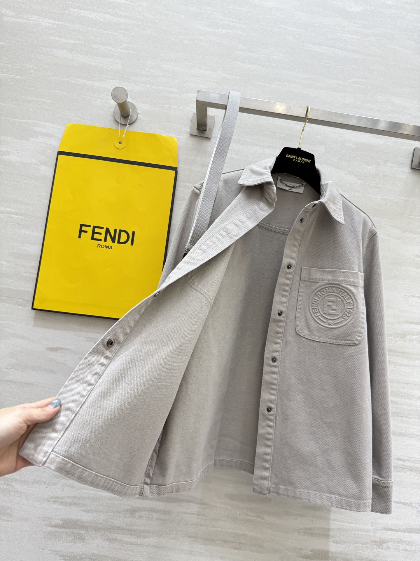 #FEND♡²⁵早秋新款 衬衣式牛仔外套 配送定制腰带精致高级 口袋细节感十足 高品质定制 现货首发si