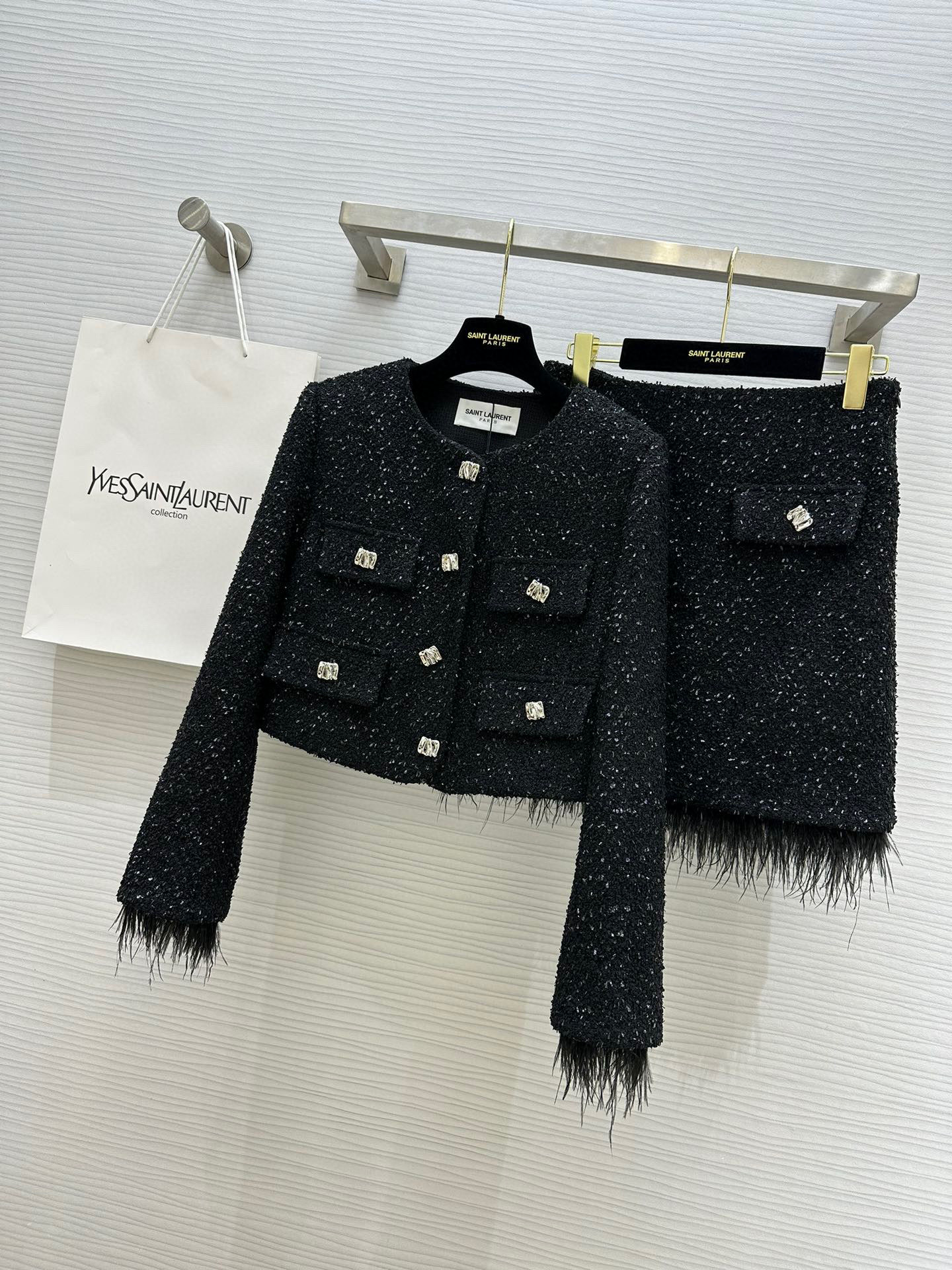 NO:504394,#ysl autumn and winter hot product ostrich feather sleeve sequin soft tweed jacket ostrich feather sequin skirt high-end elegant feminine suit disassembled ostrich feather embellishment swaying posture silence and charming sensation Custom imported sequin tweed fabric high quality customization spot first-time sizeS/M/L (M size shoulder width 37, bust 94, length 45, skirt waist 70, hip 92, skirt long feather 50), saint laurent, skirt tweed, jackets & coats, alexander wang19860909#ysl秋冬爆款 鸵鸟毛袖亮片软花呢外套鸵鸟毛亮片半裙 高级优雅女人味套装 拆卸鸵鸟毛点缀 摇曳生姿 慵懒中又散发出迷人气息 订制进口亮片花呢面料 高品质定制 现货首发sizeS/M/L（M码肩宽37,胸围94,衣长45,半裙腰围70,臀围92,裙长羽毛50）,,saint laurent,skirts,jackets & coats,alexander wang,Women's clothing