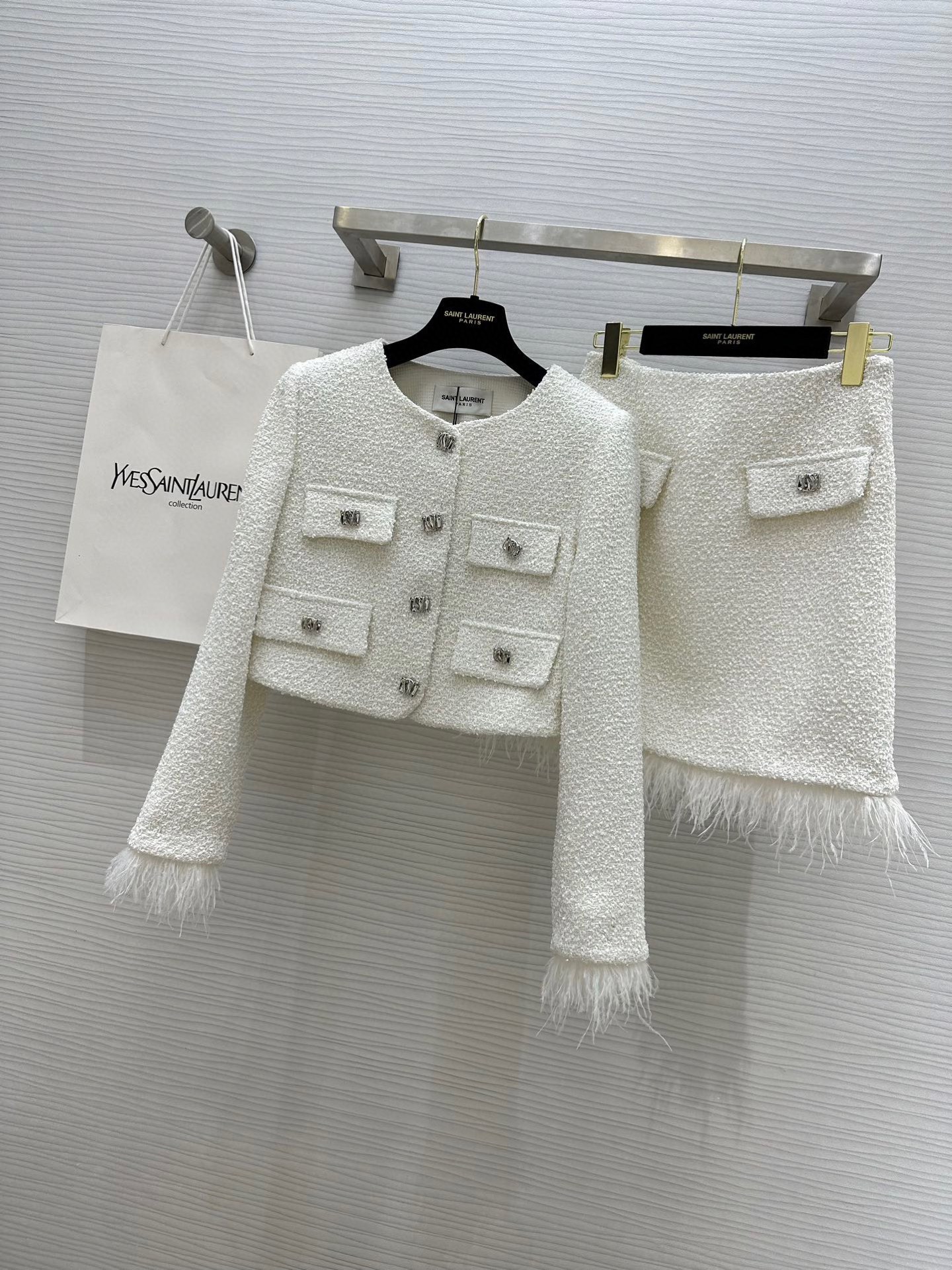 NO:504404,#ysl autumn and winter hot product ostrich feather sleeve sequin soft tweed jacket ostrich feather sequin skirt high-end elegant feminine suit disassembled ostrich feather embellishment swaying posture silence and charming sensation Custom imported sequin tweed fabric high quality customization spot first-time sizeS/M/L (M size shoulder width 37, bust 94, length 45, skirt waist 70, hip 92, skirt long feather 50), saint laurent, skirt tweed, jackets & coats, alexander wang19860909#ysl秋冬爆款 鸵鸟毛袖亮片软花呢外套鸵鸟毛亮片半裙 高级优雅女人味套装 拆卸鸵鸟毛点缀 摇曳生姿 慵懒中又散发出迷人气息 订制进口亮片花呢面料 高品质定制 现货首发sizeS/M/L（M码肩宽37,胸围94,衣长45,半裙腰围70,臀围92,裙长羽毛50）,,saint laurent,skirts,jackets & coats,alexander wang,Women's clothing