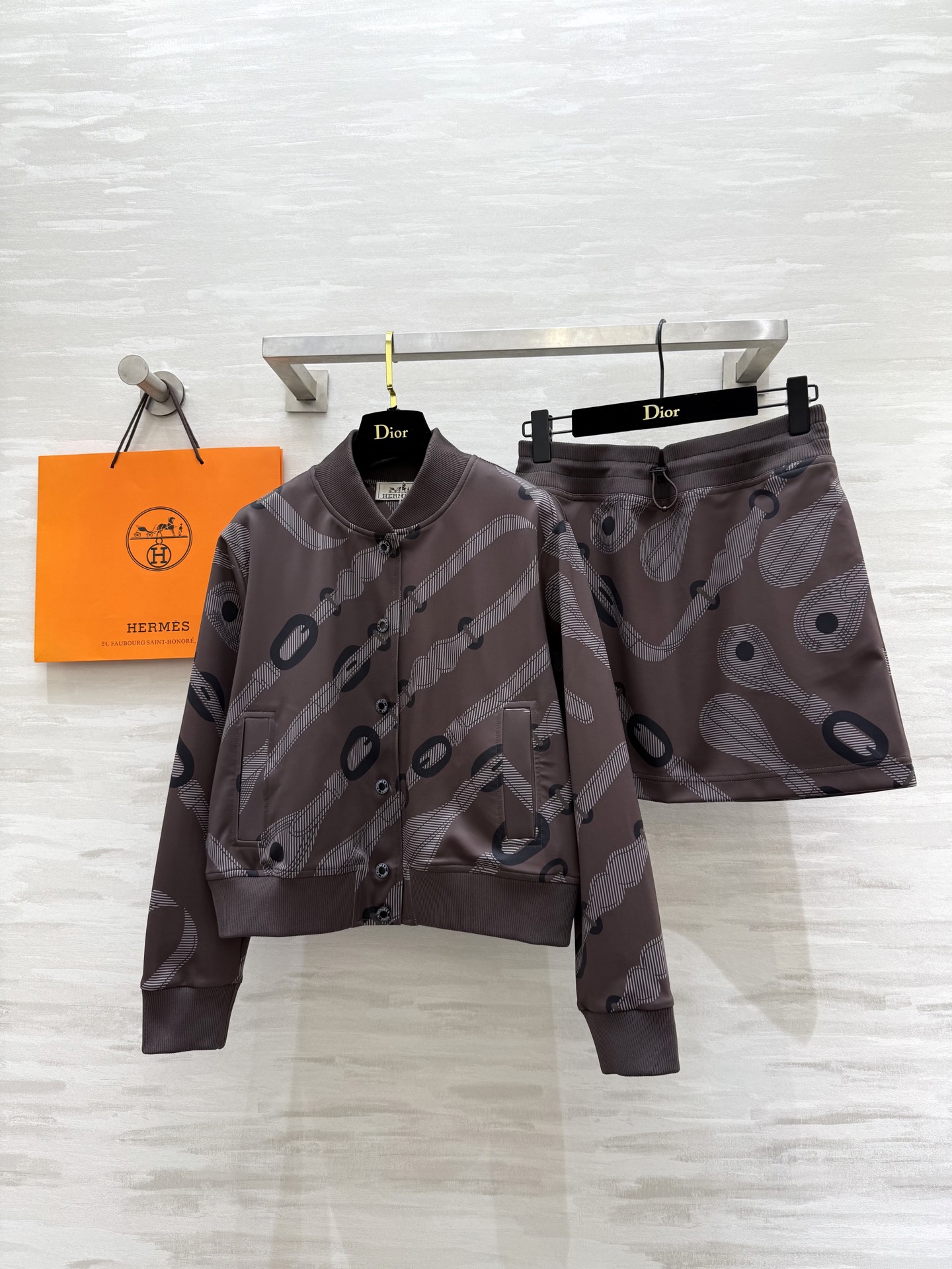 NO:504433,#Herme early autumn new style pattern printed casual set high quality customization spot sizeS/M/L (size size 102, length 50, skirt waist 68, skirt length 40, hermes, skirt, alexander wang19860909#Herme早秋新款 花纹印花休闲套装 高品质定制 现货来sizeS/M/L（s码胸围102,衣长50,半裙腰围68,裙长40,,hermes,skirts,alexander wang,Women's clothing
