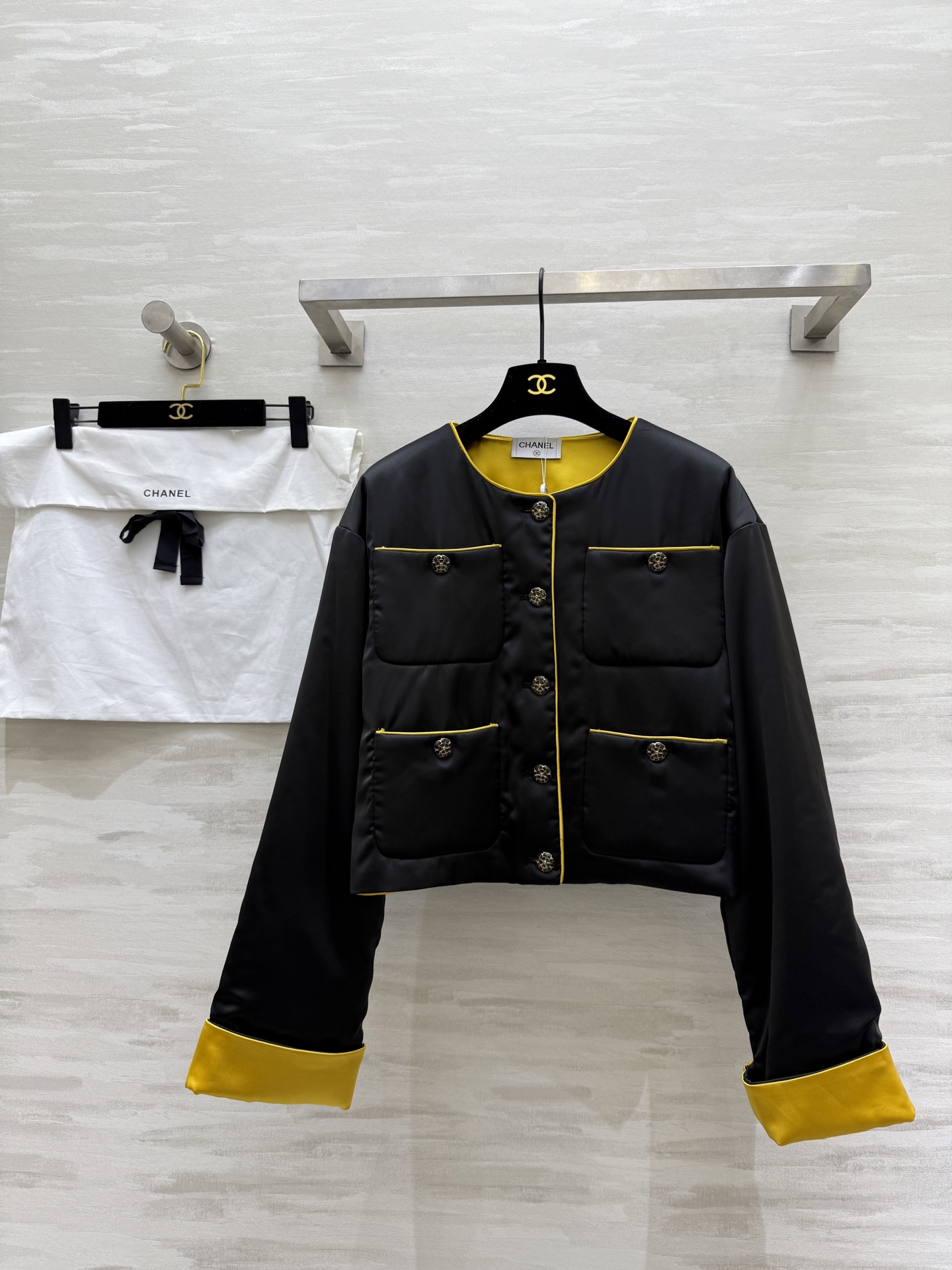 NO:505490,#ChaneA high-end handicraft workshop super hot new Chinese style thin cotton jacket with golden contrast inside luxury satin skin comfortable and comfortable high quality spot size36/38/40 (36 size bust 100, 46 length), chanel, alexander wang19860909#ChaneA高级手工坊 超级爆款 新中式风格薄款棉服 内里金色撞色 奢华缎面亲肤舒适 高品质 现货来size36/38/40（36码胸围100,衣长46）,,chanel,alexander wang,Women's clothing