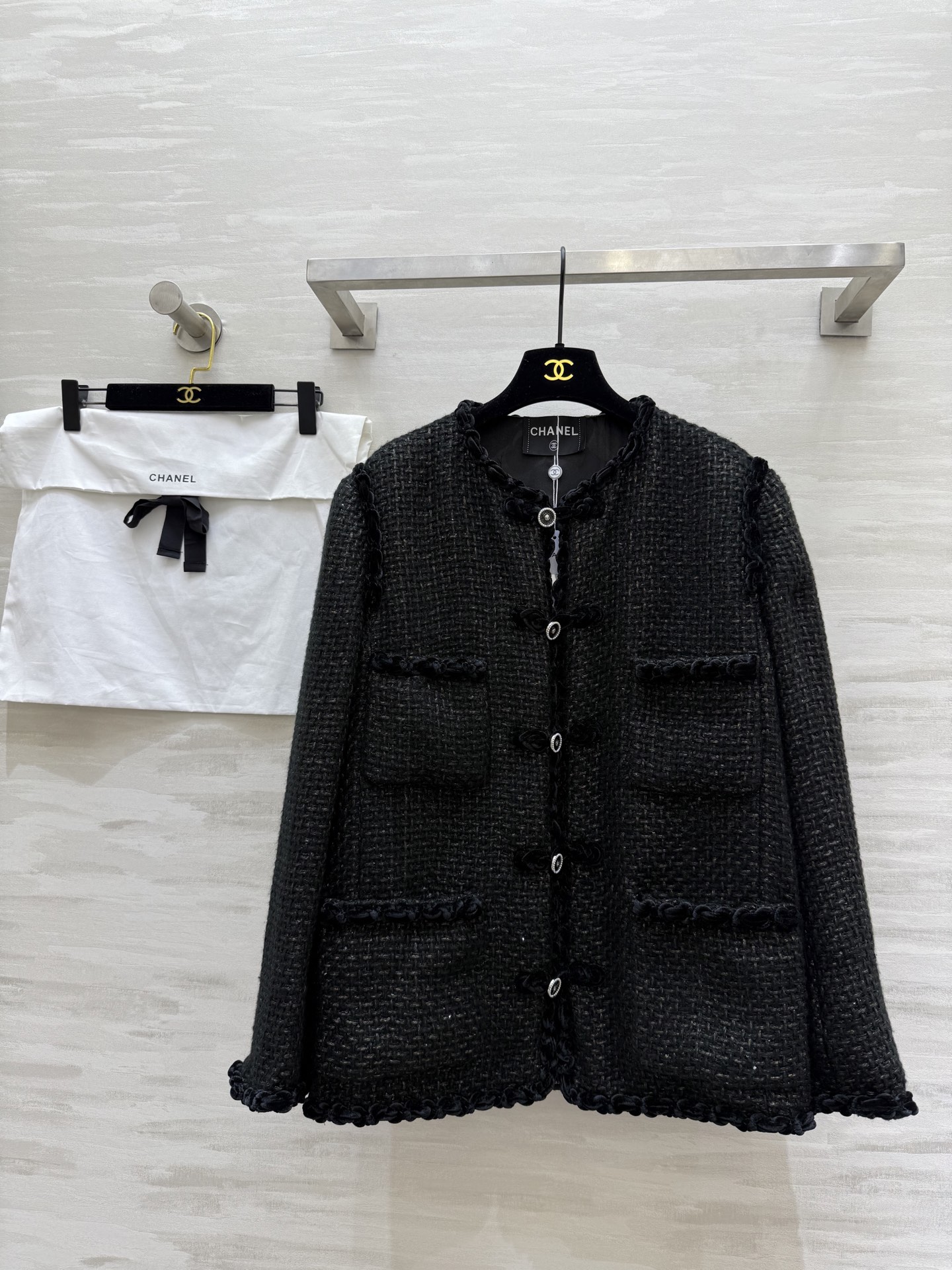 NO:505496,#ChaneA Four-pocket buckle piping tweed jacket, fabric with thin glitter, too classic and beautiful, high-quality customization, spot size36/38/40 (36 size shoulder width 40, bust 98, 65 length),,chanel, jackets & coats,alexander wang19860909#ChaneA 四口袋盘扣滚边花呢廓形外套 面料带细闪 太经典好看 高品质定制 现货来size36/38/40（36码肩宽40,胸围98,衣长65）,,chanel,jackets & coats,alexander wang,Women's clothing