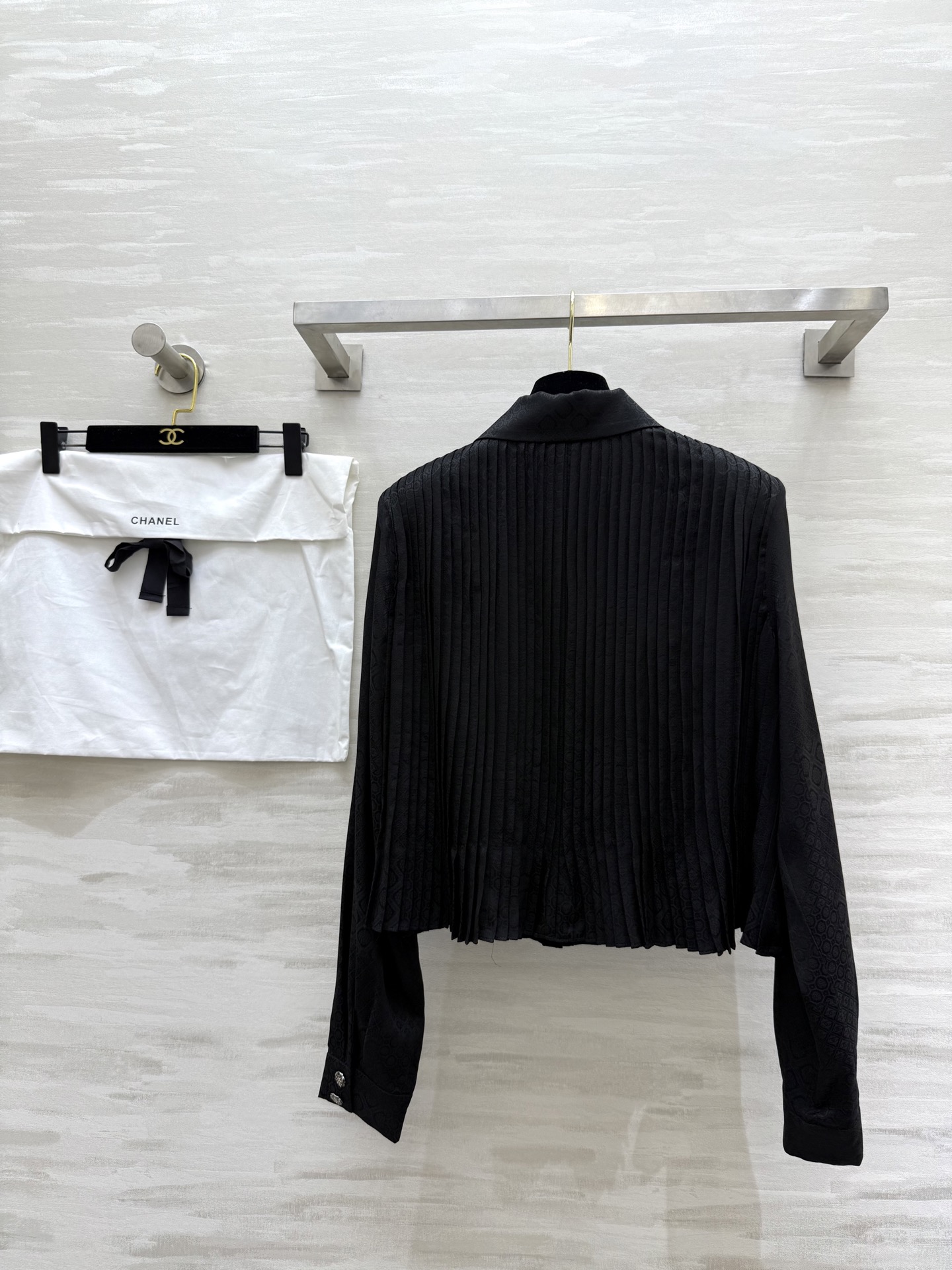 #Chane♡²⁵A高级手工坊 绝美桑蚕丝真丝衬衣 重工压褶工艺超级耗料 开模五金精致高级 高品质 现货