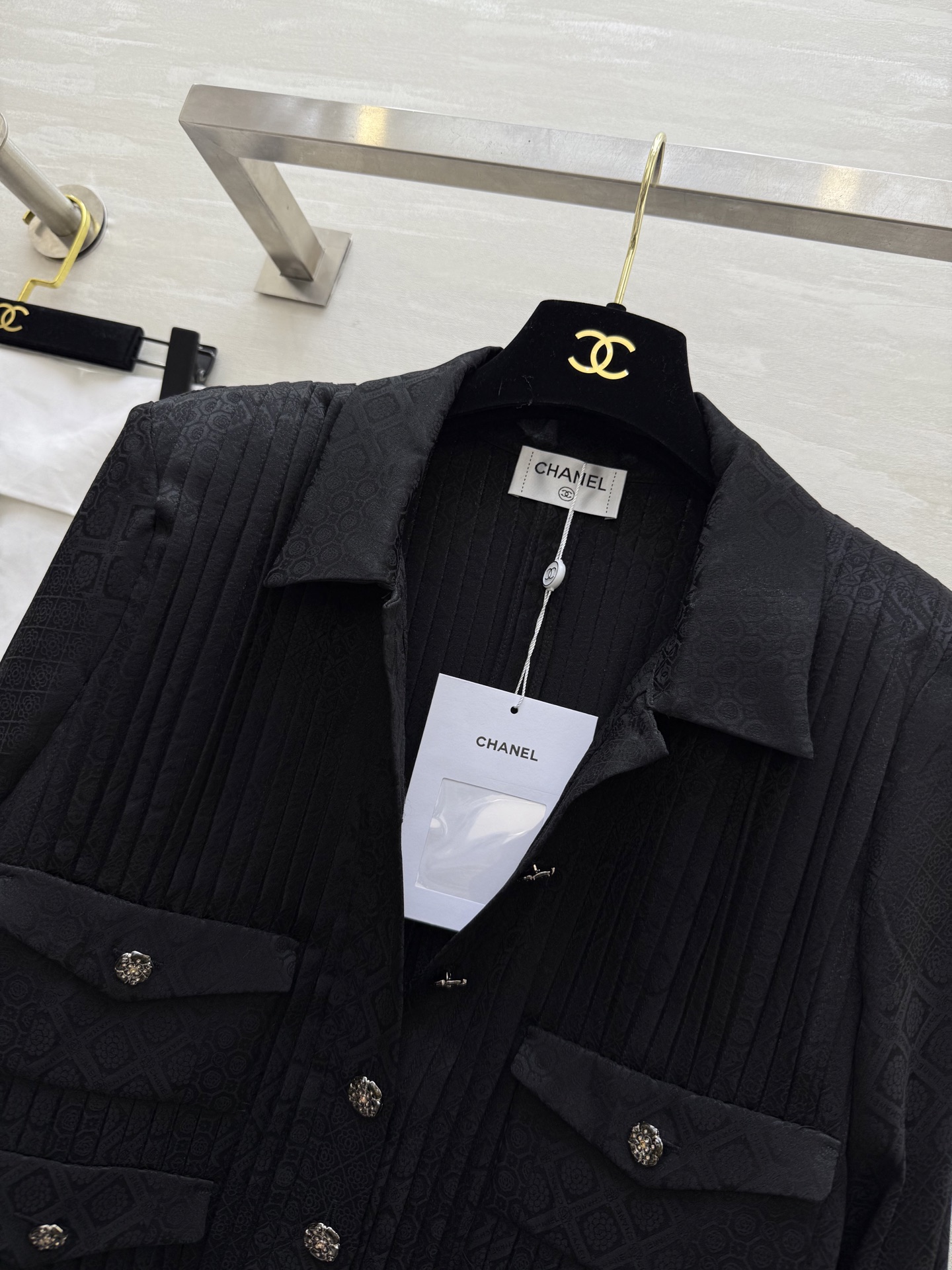 #Chane♡²⁵A高级手工坊 绝美桑蚕丝真丝衬衣 重工压褶工艺超级耗料 开模五金精致高级 高品质 现货