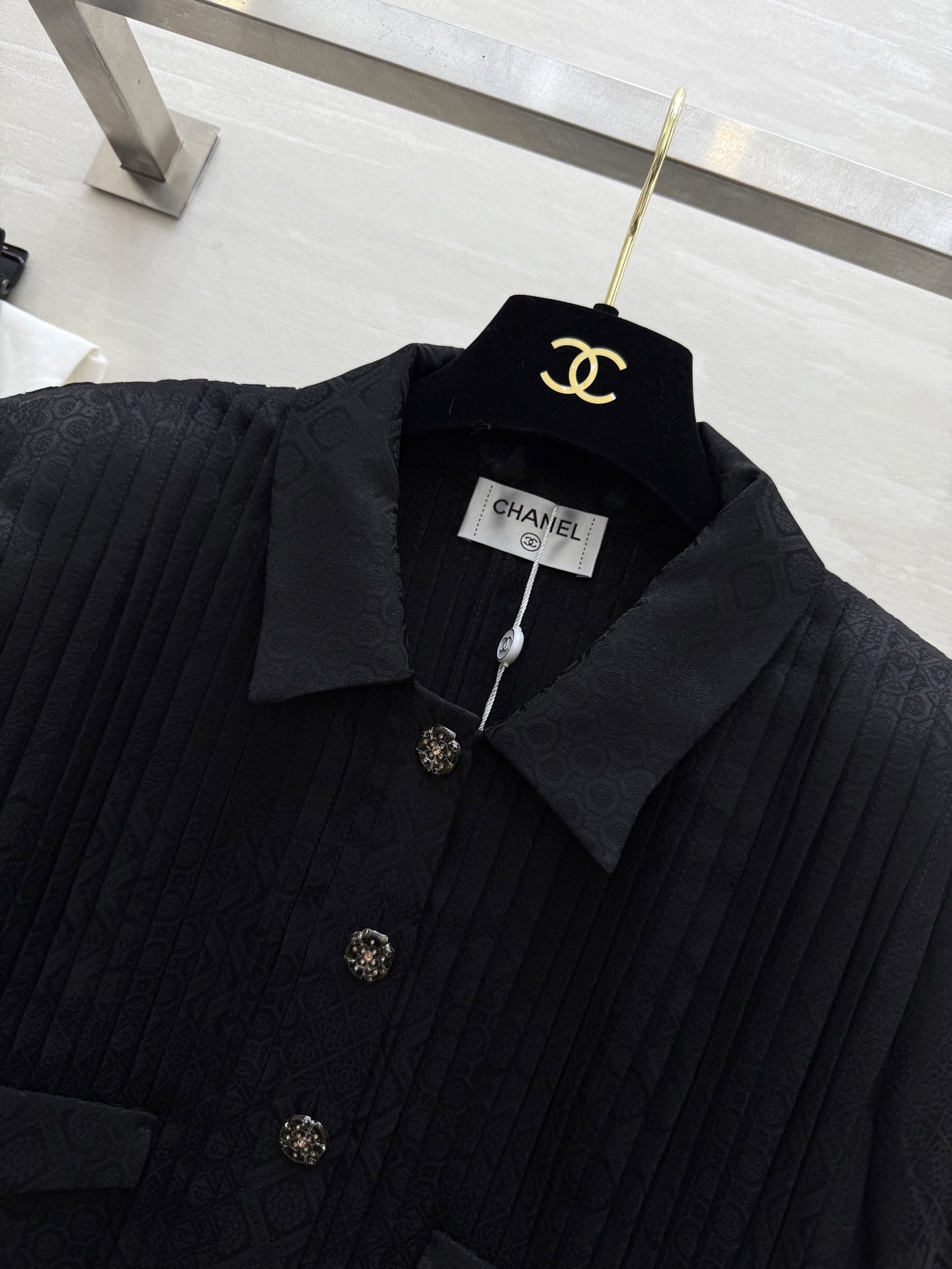 #Chane♡²⁵A高级手工坊 绝美桑蚕丝真丝衬衣 重工压褶工艺超级耗料 开模五金精致高级 高品质 现货