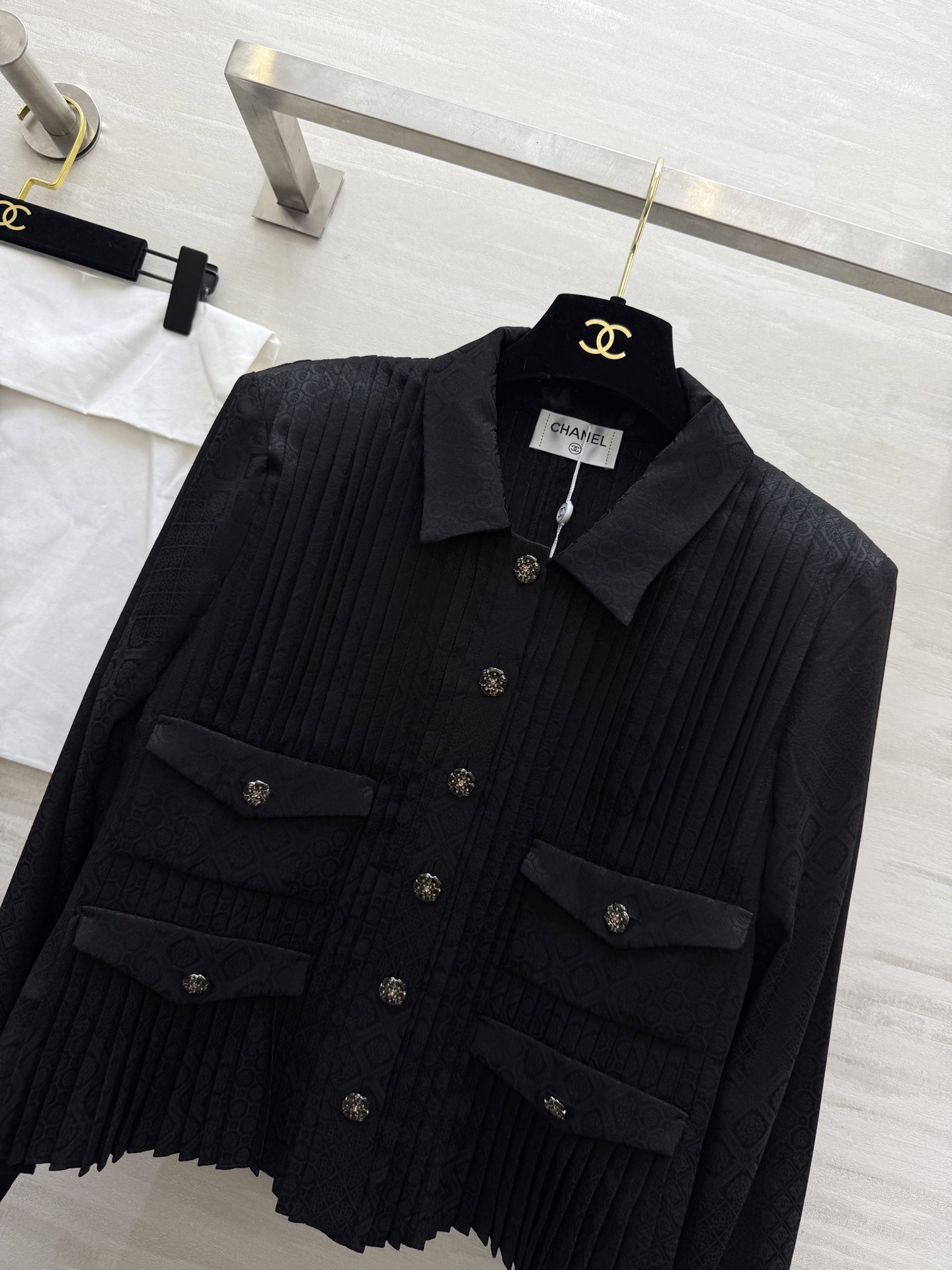 #Chane♡²⁵A高级手工坊 绝美桑蚕丝真丝衬衣 重工压褶工艺超级耗料 开模五金精致高级 高品质 现货