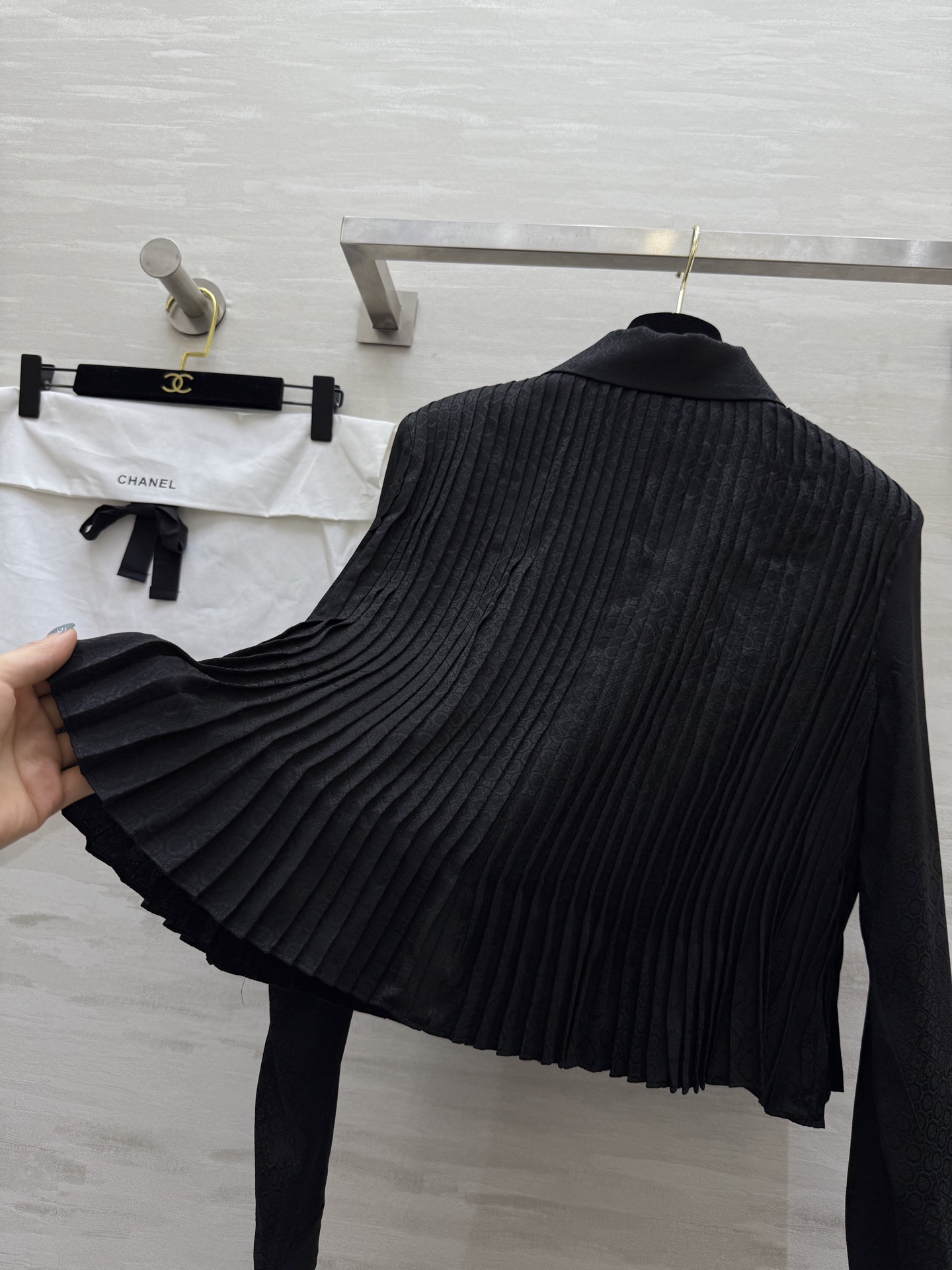 #Chane♡²⁵A高级手工坊 绝美桑蚕丝真丝衬衣 重工压褶工艺超级耗料 开模五金精致高级 高品质 现货