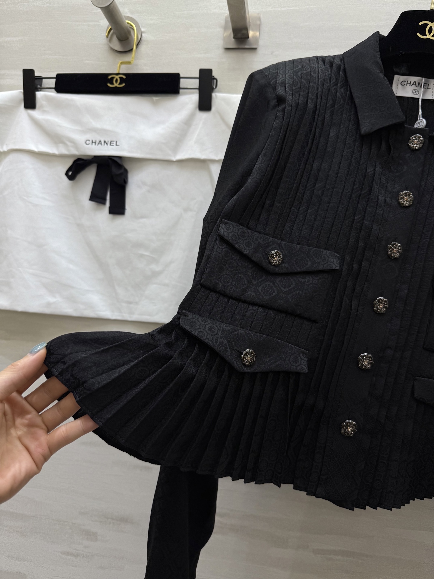 #Chane♡²⁵A高级手工坊 绝美桑蚕丝真丝衬衣 重工压褶工艺超级耗料 开模五金精致高级 高品质 现货