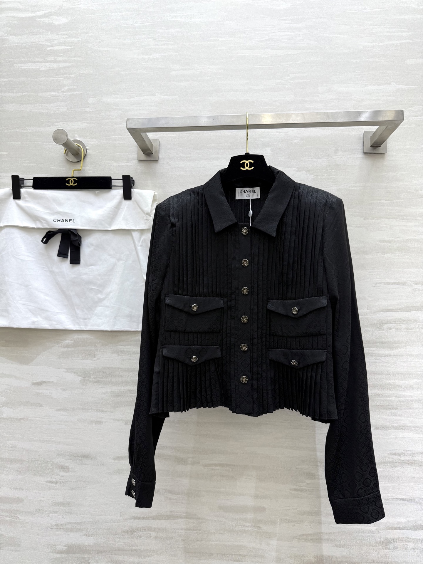 NO:505503,#ChaneA high-end handicraft workshop Beautiful mulberry silk silk shirt Heavy industry pleated craftsmanship super material consumption mold opening hardware exquisite high quality Spot size36/38/40 (36 size shoulder width 40, bust 108, length 48), Chanel, real silk, alexander wang19860909#ChaneA高级手工坊 绝美桑蚕丝真丝衬衣 重工压褶工艺超级耗料 开模五金精致高级 高品质 现货来size36/38/40（36码肩宽40,胸围108,衣长48）,,chanel,real silk,alexander wang,Women's clothing