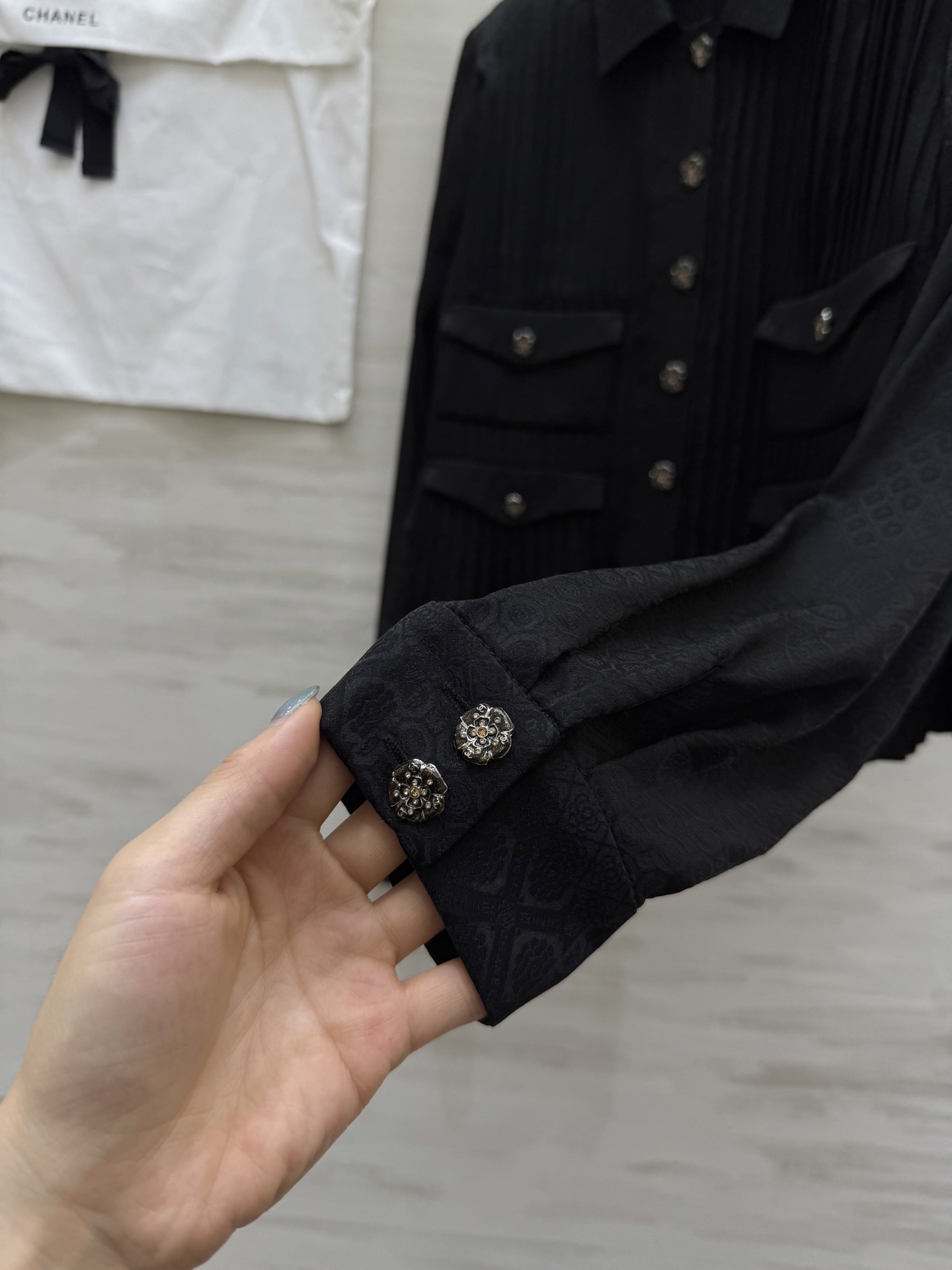 #Chane♡²⁵A高级手工坊 绝美桑蚕丝真丝衬衣 重工压褶工艺超级耗料 开模五金精致高级 高品质 现货