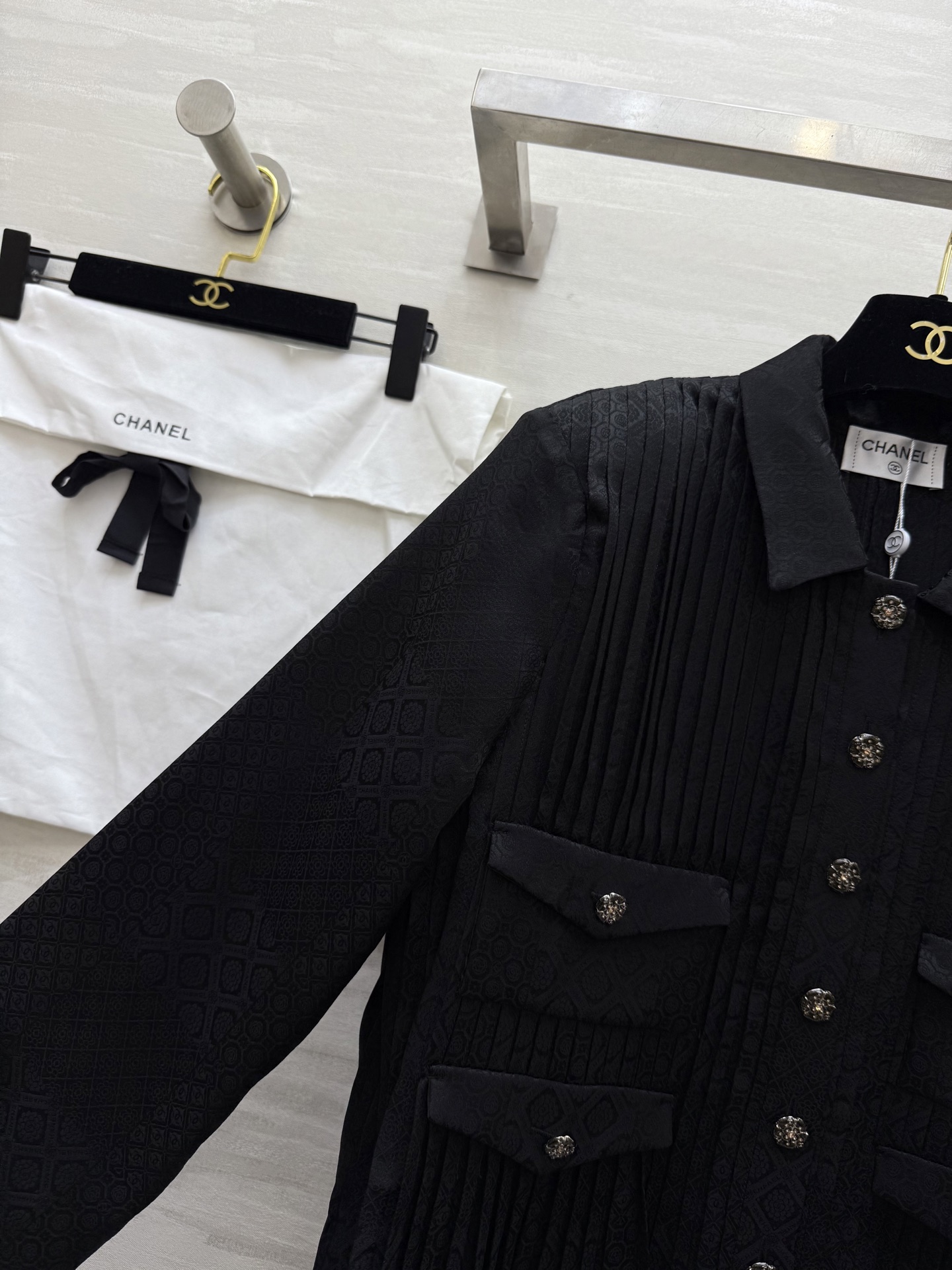 #Chane♡²⁵A高级手工坊 绝美桑蚕丝真丝衬衣 重工压褶工艺超级耗料 开模五金精致高级 高品质 现货