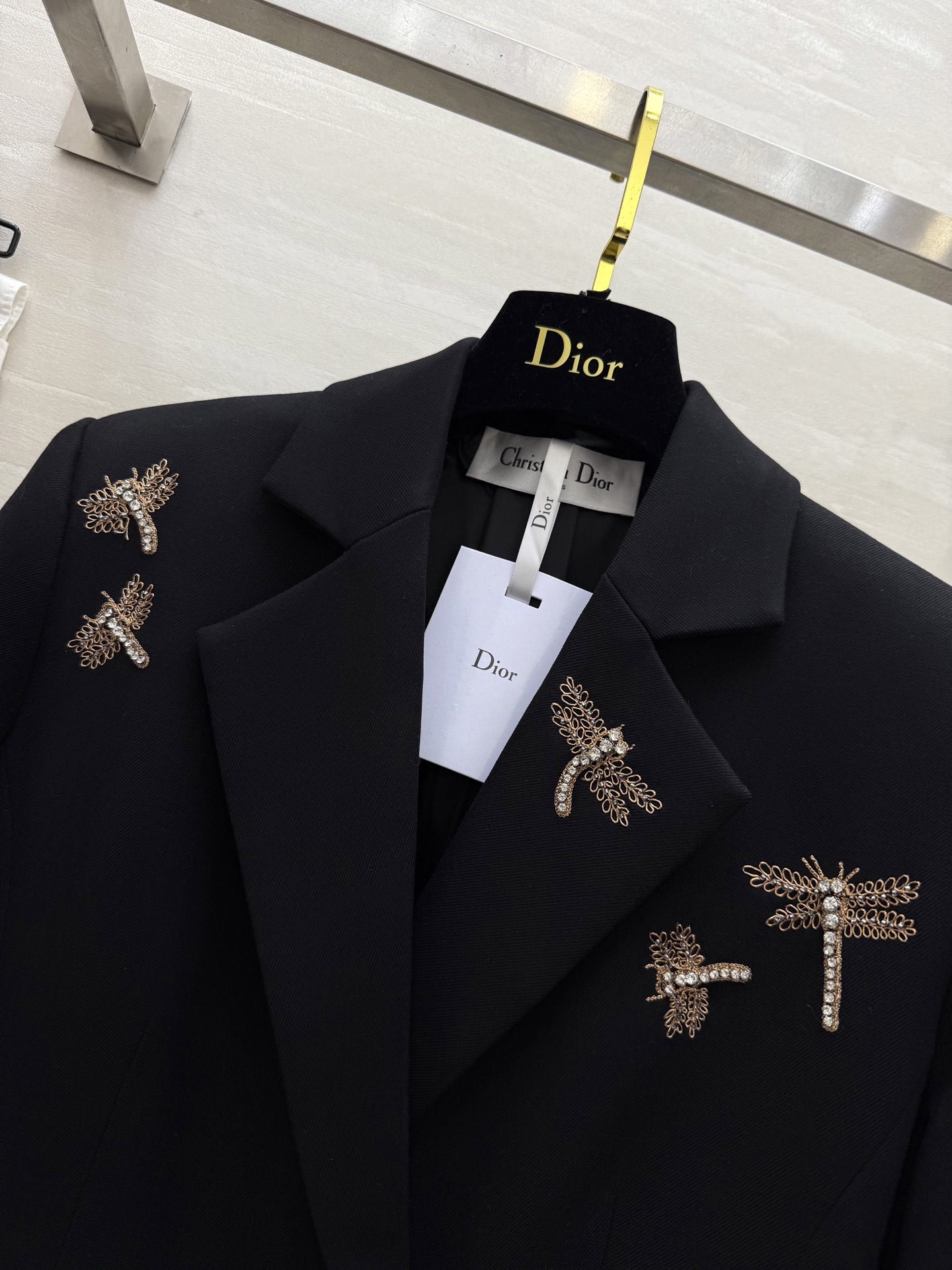 #Dio♡经典双排扣长款西装外套 定位蜻蜓刺绣工艺 精致干练又奢华 3D立体剪裁完美收腰 翻领设计复古优