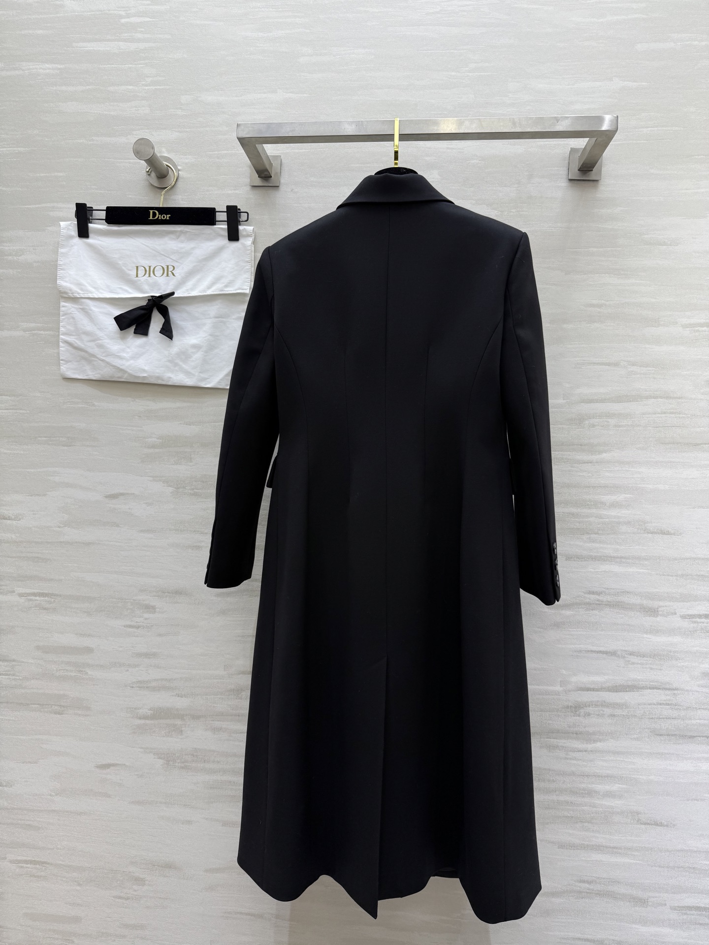 #Dio♡经典双排扣长款西装外套 定位蜻蜓刺绣工艺 精致干练又奢华 3D立体剪裁完美收腰 翻领设计复古优